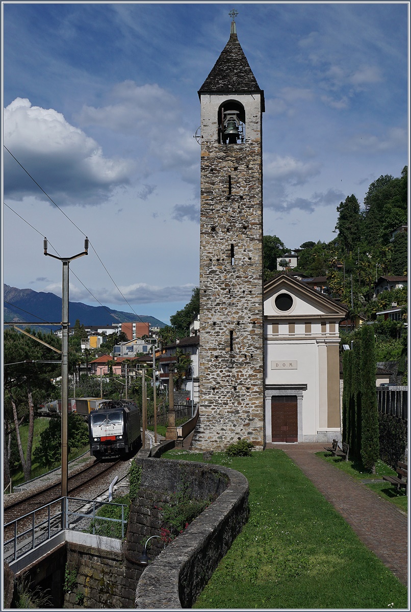 Die Re 474 bzw E 189 115 von SBB International mit einem Güterzug in S. Nazzaro.
20. Mai 2017