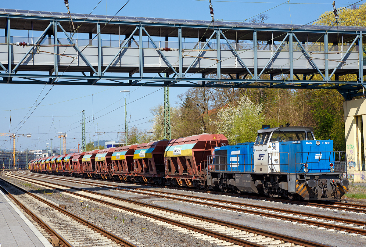 
Die Regental Cargo D5 bzw. 275 842-3 (92 80 1275 842-3 D-RBG), eine Vossloh MaK G 1206 vermietet an die SVG (Stauden Verkehrs Gesellschaft), abgestellt mit einem Weiacher Kieszug am 09.04.2017 beim Bahnhof Marburg an der Lahn.