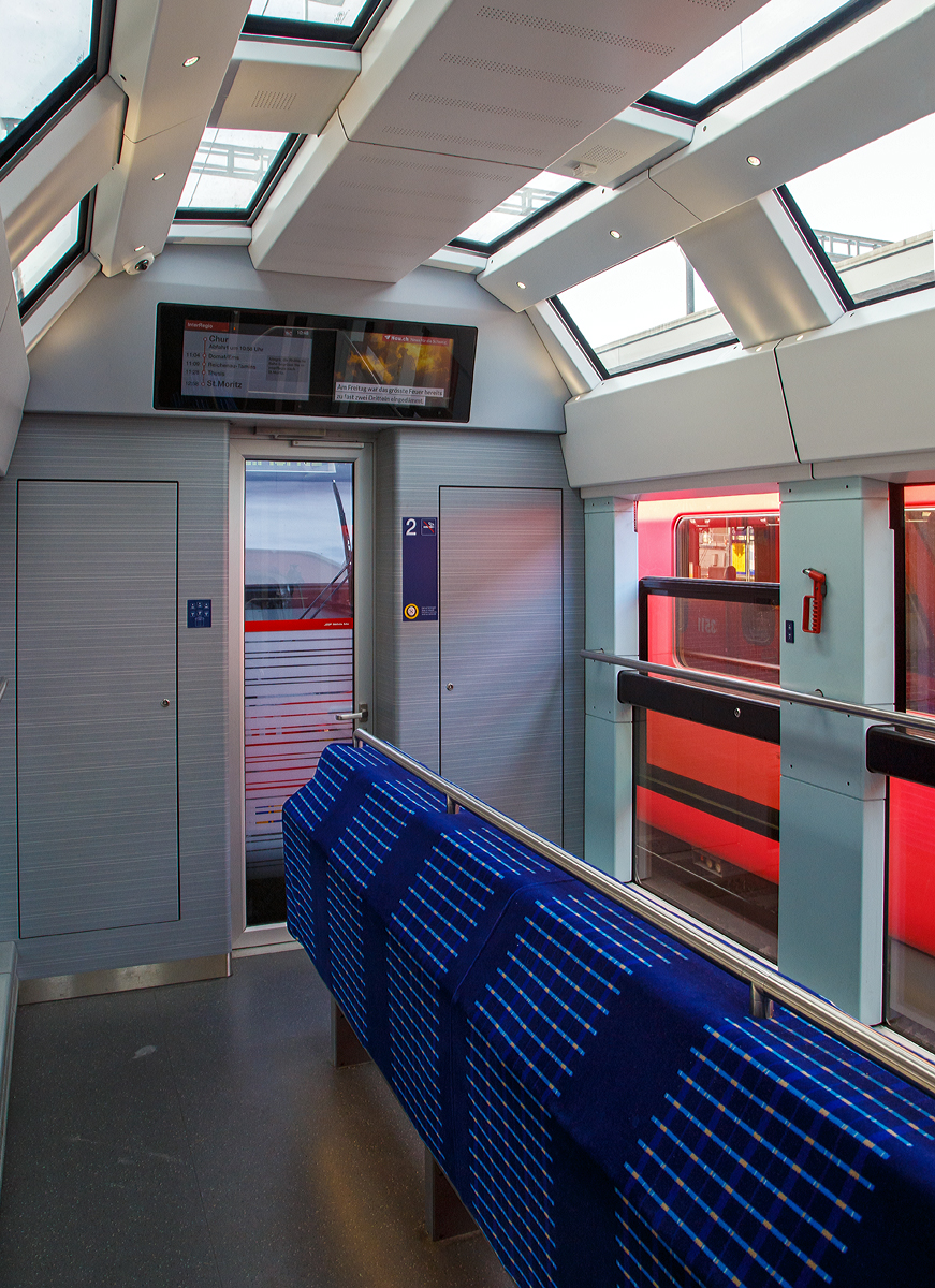 Die Rh�tischen Bahn (RhB) hat auch an uns Fotografen gedacht, denn die RhB Alvra-Gliederz�ge haben ein Fotoabteil mit 6 Senkfenstern.
Innenraum im Fotoabteil des Endgliedwagens Bi 57603 des RhB-Albula-Gliederzug ABi 5703 am 01.11.2019. 
