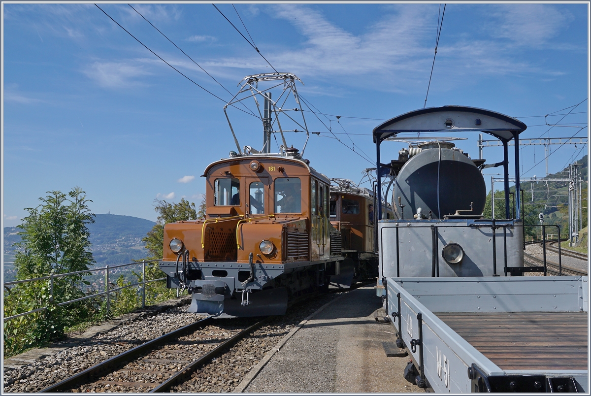 Die RhB Ge 2/2 161 und die (leider nur teilweise sichtbare) RhB Ge 4/4 182 erreichen als Gastloks des Blonay-Chamby Bernina Festivals den Bahnhof von Chamby. 

8. Sept. 2018