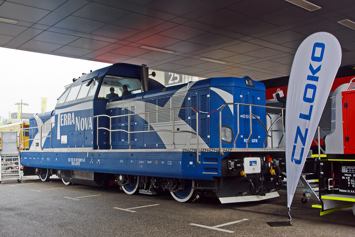 
Die von den rum�nischen Firmen Reloc SA und Electroputere VFU (beide Teil der Grampet Gruppe) entwickelte und gebaute Diesellok mit Mittelf�herhaus DHL - 1260 HP- TERRA NOVA (92 53 0 813001-0 RO-GFR) wurde auf der InnoTrans 2014 in Berlin (hier am 26.09.2014) pr�sentiert. F�r Rahemn und Drehgestelle diente die LDE 125-010 als Spenderfahrzeug.

Die Terra Nova ist das erste dieselhydraulische Rangierlok die in Rum�nien nach 24 Jahren gebaut wird. Zudem hat die Lok ein Doppelantriebssystem (zwei Motore, Getriebe, Wandler etc.). So ist es m�glich bei leichten Arbeiten (bei St�rung einer Einheit) mit einem Antrieb zu fahren. Die Kraft�bertragung erfolgt vom Motor �ber Getriebe zum Wandler und von diesen �ber Gelenkwellen zu den Achsgetrieben, dabei sind die beiden Wandlergetriebe auf der Abtriebs Seite miteinander  �ber eine Genlenkwelle verbunden.
Die Motoren,  Getriebe und Wandler stammen aus dem Baumaschinenregal und sind durch Gro�serienfertigung entsprechend kosteng�nstig in Anschaffung, Ersatzteilhaltung und Wartung.

Die Lok soll alle deutschen Normen und Vorschriften erf�llen. Laut Hersteller sollen 8 Loks von einem oder mehreren nicht genannten Kunden in Westeuropa vorliegen. Bei den zudem geringeren Lohnkosten in Rum�nien wird die Lok vom Preisleistungsverh�ltnis besser abschneiden als so mache Konkurrenzlok.

Technische Daten:
Spurweite: 1.435 mm (1.000 bis 1.600 mm m�glich)
Achsfolge:  B´B´
L�nge �ber Puffer: 14.740 mm
Drehzapfenabstand: 7.210 mm
Drehgestellachsstand: 2.500 mm
gr��te Breite: 3.070 mm
gr��te H�he �ber Schienenoberkante: 4.500 mm
Triebraddurchmesser: 1.100 mm (neu) / 1.020 mm (abgenutzt)

2 St�ck Dieselmotor
Motortyp: Caterpillar C18 
Motorart: Sechszylinder-Viertakt-Reihendieselmotor mit Direkteinspritzung, Turboaufladung und Ladeluftk�hlung
Hubraum: 18,1 Liter
Leistung: 630 PS (469 kW)
Nenndrehzahl: 1.800 U/min
Emission:  Stage IIIB

Getriebe:  zwei hydraulische CAT TR 43-Getriebe
Drehmomentwandler: zwei CAT TC 45 hydrodynamische Drehmomentwandler

Dienstgewicht: 70 t
H�chstgeschwindigkeit: 100 km/h
Achslast: 17,5 t
Anfahrzugkraft: 230 kN
kleinster befahrbarer Gleisbogen: 90 m
Kraftstoffvorrat: 3.000 l