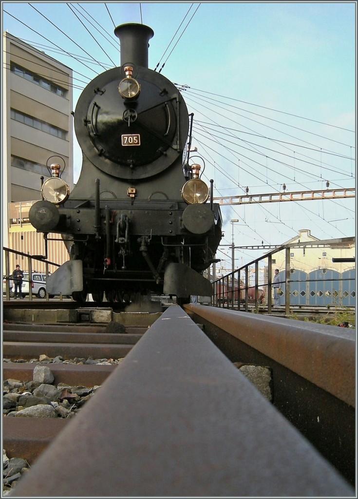 Die SBB A 3/5 705 auf der Drehscheibe in Lausanne. 
(Variante 2)
16. Nov. 2008