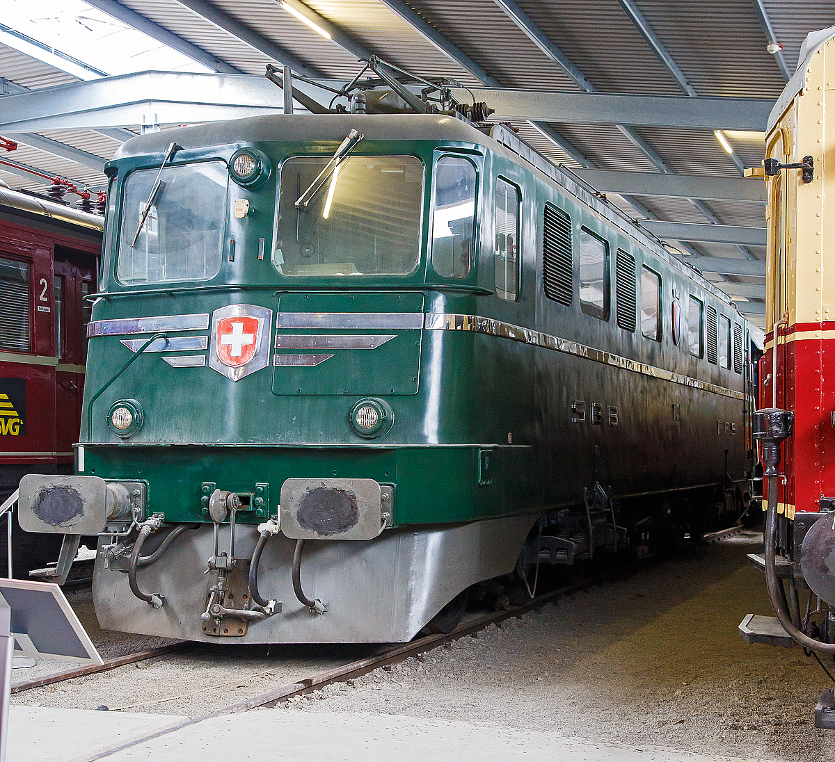 Die SBB Ae 6/6 11401 „Ticino“ (später Ae 610 401) am 09.09.2017 in der SVG Eisenbahn-Erlebniswelt Horb. Die Ae 6/6-Prototyplokomotive ist im Eigentum der SBB Historic und eine Leihgabe an den Club del San Gottardodie und bei SVG - Eisenbahnerlebniswelt Horb untergestellt.

Die Lok wurde 1952 von der SLM - Schweizerische Lokomotiv- und Maschinenfabrik (Winterthur), der elektrischer Teil ist von BBC - Brown, Boveri & Cie. (Baden) und MFO lieferte die Sicherheitsausrüstung sowie die elektrische Bremse.

In der Nachkriegszeit hatten die Schweizerischen Bundesbahnen ein zunehmendes Verkehrsvolumen zu bewältigen und sahen sich daher veranlasst, eine neue sechsachsige Drehgestelllokomotive vor allem für die Gotthardbahn zu beschaffen. Der Verkehr wurde bis dahin durch die SBB Ae 4/6, die SBB Ae 4/7 sowie die Ce 6/8 Krokodil-Lokomotive abgewickelt. Sie waren – aus heutiger Sicht – nur für sehr bescheidene Anhängelasten zugelassen. Dadurch waren am Gotthard Vorspanndienste nötig, die zeitraubend, unpraktisch und unwirtschaftlich waren.

Das aus SLM und BBC bestehende Konsortium, zu dem sich später die Maschinenfabrik Oerlikon gesellte, erhielt im Jahr 1949 den Zuschlag für den Bau von zwei Prototypen. Den beiden Prototypen vorausgegangen war die Lieferung der CC 6051 (später CC 20001) an die SNCF für das savoyische Netz, das mit 20.000 Volt (später 25.000 V) und 50 Hz elektrifiziert war. Die Maschine mit den beiden dreiachsigen Drehgestellen diente als Vorbild für den mechanischen Teil der Ae 6/6 und wurde bereits 1950 ausgeliefert.

Die technische Entwicklung der Ae 6/6 erwies sich als schwierige Aufgabe, so dass die Lokomotive 11401 erst am 4. September 1952 das Fabrikgebäude der BBC in Münchenstein in fahrtauglichem Zustand verlassen konnte. Sie wurde auf eine Probefahrt nach Zürich geschickt, wo sie gewogen wurde. Dabei stellte sich heraus, dass sie 124 t statt der vorgesehenen 120 t wog. Sie kehrte nach Münchenstein zurück und wurde vorerst technisch weiterentwickelt. Am 31. Januar 1953 folgte auch die Ae 6/6 11402.

Die SBB beschafften zwischen 1952 und 1966 insgesamt 120 dieser Lokomotiven der Achsfolge Co'Co'.  In den 1970er Jahren wurden die Prototypen 11401 und 11402 technisch weiterentwickelt. Sie wurden im Jahr 1978 vor allem der Lokomotive 11414 angeglichen, erhielten aber nie die Qualität der Serienlokomotiven. 1971 wurden die Ae 6/6 durch die neue SBB Re 4/4 III auf der Gotthardstrecke etwas entlastet. Echte Konkurrenz bekamen sie jedoch ab 1975 durch die SBB Re 6/6, die als ihr Nachfolge-Typ vorgesehen war und beinahe die doppelte Leistung hat. Der ehemalige Star des Gotthards wurde damit in niedergeordnete Dienste verdrängt und seither meist im Mittelland und im Jura und seit Mitte der 1990er Jahre fast nur noch im Güterverkehr eingesetzt. Dies, da er für den schnellen Reiseverkehr mit der von 125 km/h auf 120 km/h herabgesetzten Höchstgeschwindigkeit zu langsam ist.

1999 wurden auf Grund der Restrukturierung bei den SBB alle 120 Lokomotiven in die Division Güterverkehr (SBB Cargo) eingeteilt. Im Güterverkehr ist die Ae 6/6 heute weiterhin eine sehr zuverlässige Lokomotive. Da die Ae 6/6 Drehgestelle mit je drei Achsen enthalten, haftet an ihnen der Makel von «Schienenmördern». Der Unmut wurde besonders aufgrund von Güterfahrten auf der zur Chemins de fer du Jura (CJ) gehörenden Strecke Porrentruy–Bonfol laut.

Als grösster Nachteil der Ae 6/6 wird häufig die fehlende Vielfachsteuerung erwähnt. Bisherige Pläne eines Umbaus wurden verworfen und aufgrund der ungewissen Restlebensdauer auch nicht weiter verfolgt. 

Die noch betriebsfähigen Serienloks waren zuletzt vor Nahgüterzügen anzutreffen, und standen tagsüber meist in den großen Rangierbahnhöfen. Im März 2007 gab SBB Cargo bekannt, dass eine größere Anzahl von Ae 6/6 eine Neubemalung im sogenannten  Cargo-Look  erhalten und noch mindestens bis zur Inbetriebnahme des Gotthard-Basistunnels (voraussichtlich um 2016) in Betrieb bleiben sollten. 

Am 5. Juli 2012 veröffentlichte SBB Cargo das neue Flottenkonzept, welches die Ausmusterung der noch im Betrieb stehenden, rund 40 Ae 6/6 bis Ende 2013 vorsieht. Ihre verbliebenen Dienste sollen durch Re 620 und Re 420 übernommen werden. Im Dezember 2013 stellte SBB Cargo die letzte Ae 610 außer Dienst. Die Lokomotiven die nicht SBB Historic übergeben wurden, wurden verschrottet.

TECHNISCHE DATEN der Ae 6/6 -11401 (Daten der Serienlok weichen leicht ab):
Nummerierung:  11401 – 11520 (später auch Ae 610 401–Ae 610 520)
Gebaute Anzahl: 120
Hersteller:  SLM Winterthur, BBC Baden und MFO Zürich
Baujahre:  1952, 1955–1966
Ausmusterung:  2002–2013
Spurweite: 1.435 mm (Normalspur)
Achsformel: Co'Co'
Länge über Puffer: 18.400 mm
Drehzapfenabstand: 8.700 mm
Achsabstände in den Drehgestellen: je 2 x 2.150 mm
Triebraddurchmesser: 1.260 mm
Höhe:  4.500 mm
Breite: 2.970 mm
Dienstgewicht: 124 t (Serienloks 120 t)
Höchstgeschwindigkeit:  125 km/h (später  auf 120 km reduziert)
Stundenleistung:  4.300 kW (5.830 PS)
Anfahrzugkraft:  330 kN (Serienloks 400 kN)
Anzahl der Motoren: 6
Getriebeübersetzung: 1 : 2,216
Bremssysteme:
Automatische Bremse: Oerlikon
Elektrische Bremse: Nutzstrombremse
Schleuderbremse: manuell
Handbremse: Spindel
