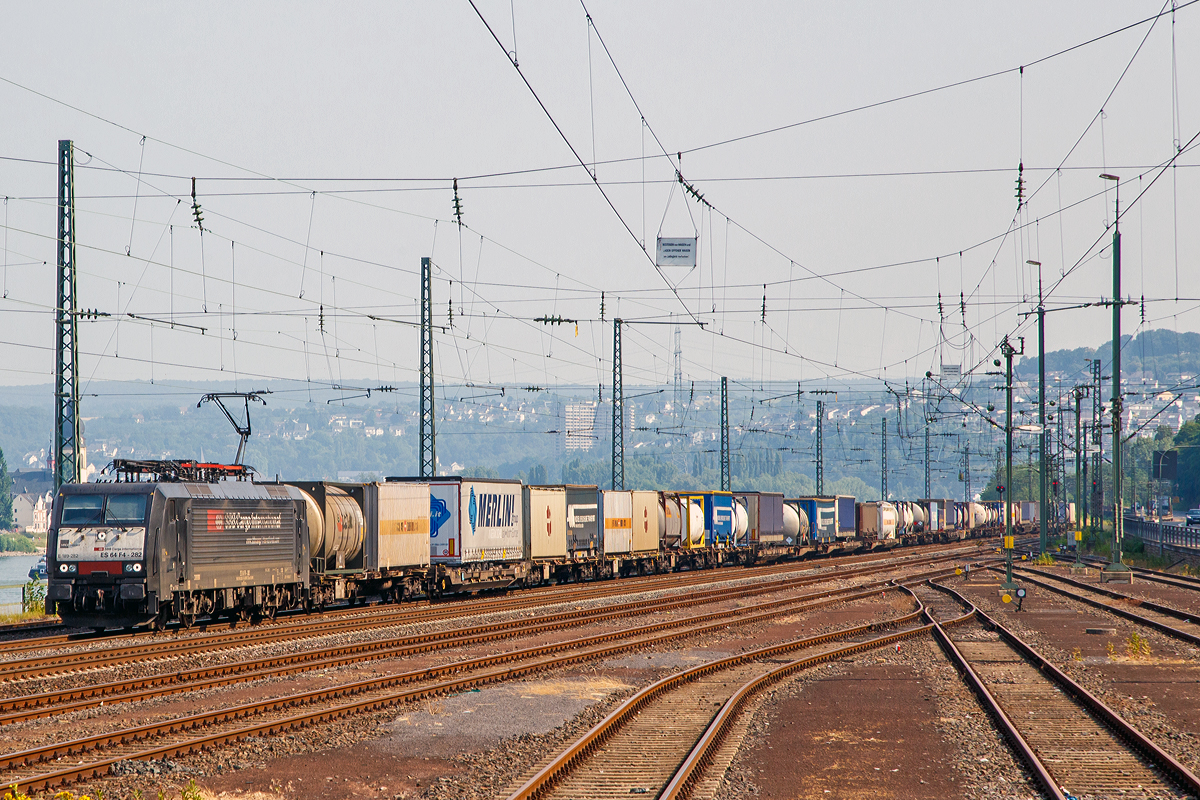 
Die von der SBB Cargo International angemietete MRCE Dispolok ES 64 F4-282 / 189 282-7 (91 80 6189 282-7 D-DISPO Class 189-VK) fährt am 03.07.2015 mit einem Container-/ Wechselbehälterzug durch Koblenz-Ehrenbreitstein in Richtung Süden. 

Die Lok wurde 2008 von Siemens unter der Fabriknummer 21489 gebaut. Sie hat das Länderpaket VK = Zulassung für Deutschland und die Niederlande, so kann sie wohl nicht in die Schweiz fahren.