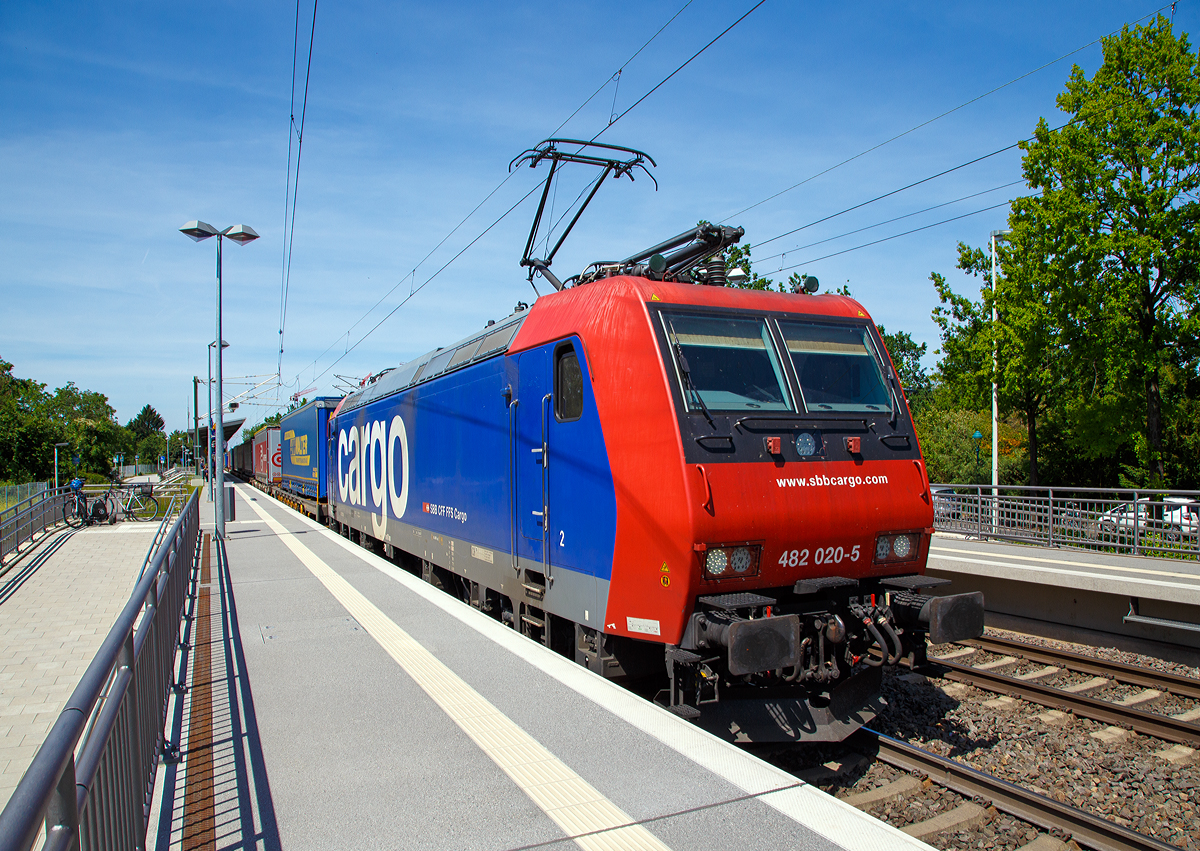 
Die SBB Cargo Re 482 020-5 (91 85 4482 020-5 CH-SBBC) fährt am 01.06.2019 mit einem KLV-Zug durch den Bahnhof Bonn UN Campus (in Bonn-Gronau) in Richtung Süden.

Die TRAXX F140 AC1 wurde 2003 von Bombardier in Kassel unter der Fabriknummer 33575 gebaut und hat die Zulassungen für Deutschland und die Schweiz. Daher hat sie auch vier Stromabnehmer (je zwei 1.950 mm breit für Deutschland und zwei 1.450 mm breit für die Schweiz).