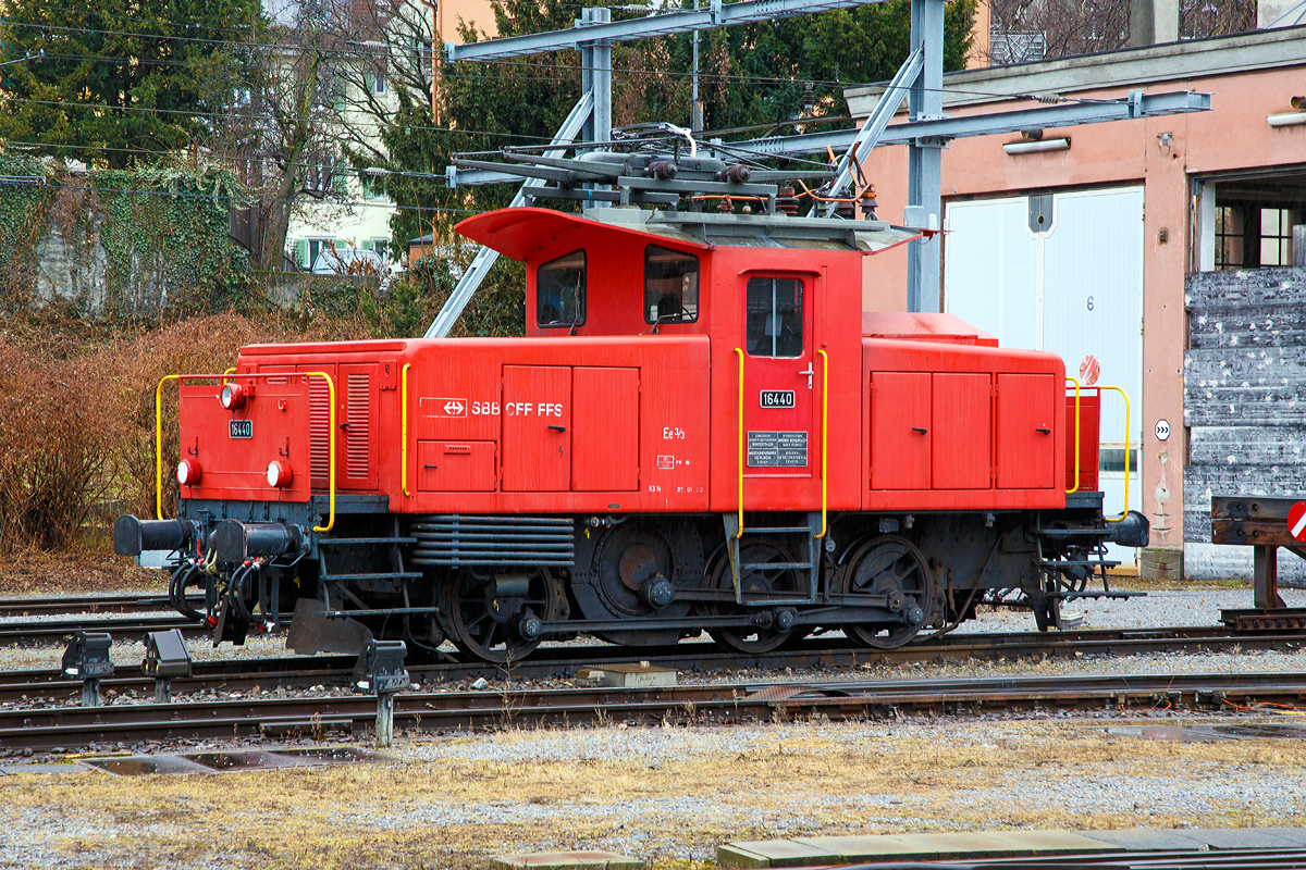Die SBB Ee 3/3 – 16440 abgestellt am 17.02.2017 in Chur.

Die Ee 3/3 sind elektrische Rangierlokomotiven der Schweizerischen Bundesbahnen, für den leichten und mittelschweren Dienst.  Die Ee 3/3 verfügen über keine Vielfachsteuerung. Die etwas neueren Ee 3/3 sind noch heute häufig in größeren Bahnhöfen anzutreffen, erhalten aber zunehmend Konkurrenz werden seit 2010 schrittweise durch die SBB Ee 922 ersetzt.

Die ersten Ee 3/3 wurden 1928, diese hatten anfangs noch den Führerstand am einen Ende (was zum Beinamen  Bügeleisen  führte). Die Lokomotive war so erfolgreich, dass erst 1966 die letzte Ee 3/3 gebaut wurde, wobei große Teile der Konstruktion über die Zeit gleich blieben. Um im Rangierbetrieb in beide Richtungen übersichtlich zu sein, wurde das Führerhaus mittig angeordnet. Ein einziger Fahrmotor treibt eine Antriebsachse, welche wiederum über ein Kuppelgestänge die Kraftübertragung auf die Räder sicherstellt. Diese antik anmutende Konstruktion wurde bis zur letzten Ee 3/3 1966 beibehalten, obwohl damals Einzelachsantrieb längst üblich war.

TECHNISCHE DATEN der Ee 3/3 (Serie 16431 – 16440)
Baujahre: 1961 und 1962
Spurweite: 1.435 mm (Normalspur)
Achsformel: C (Antrieb über Kuppelstange)
Länge:  9.510 mm
Leistung:  508 kW / 690 PS
Anfahrzugkraft: 118 kN
Gewicht:  44 t  
Höchstgeschwindigkeit:  45 km/h
Übersetzung:  1 : 6,2  
Stromsysteme:  15kV, 16 2/3 Hz
