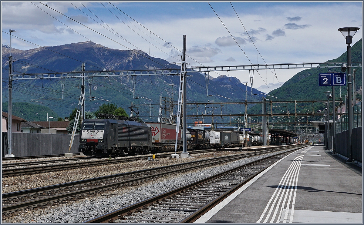 Die SBB International Re 474 bzw. E 189 069 mit einem Güterzug Richtung Luino in Giubiasco.
20. Mai 2017