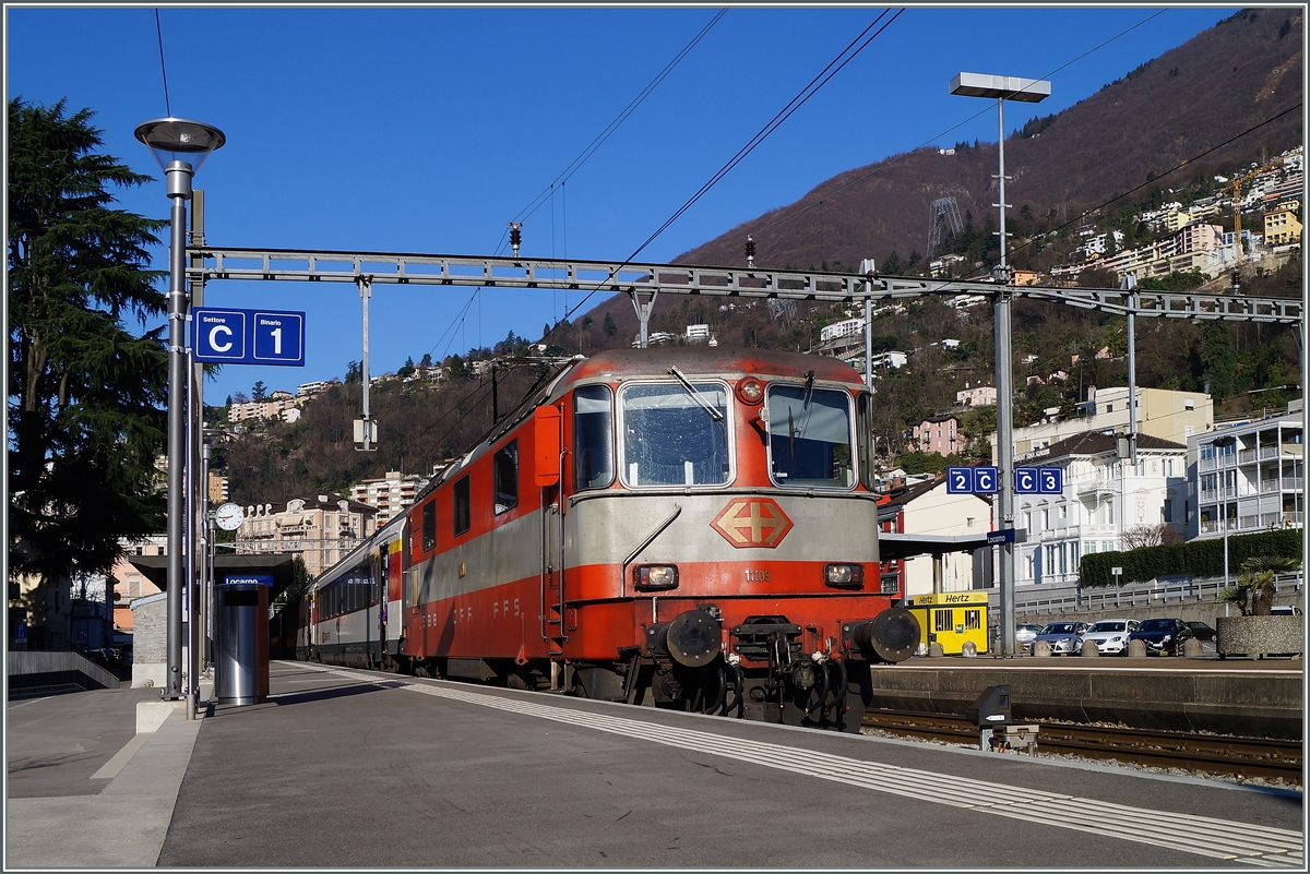 Die SBB Re 4/4 II 11109 mit dem IR 2768 nach Zürich wartet in Locarno auf die Abfahrt.
19. März 2014