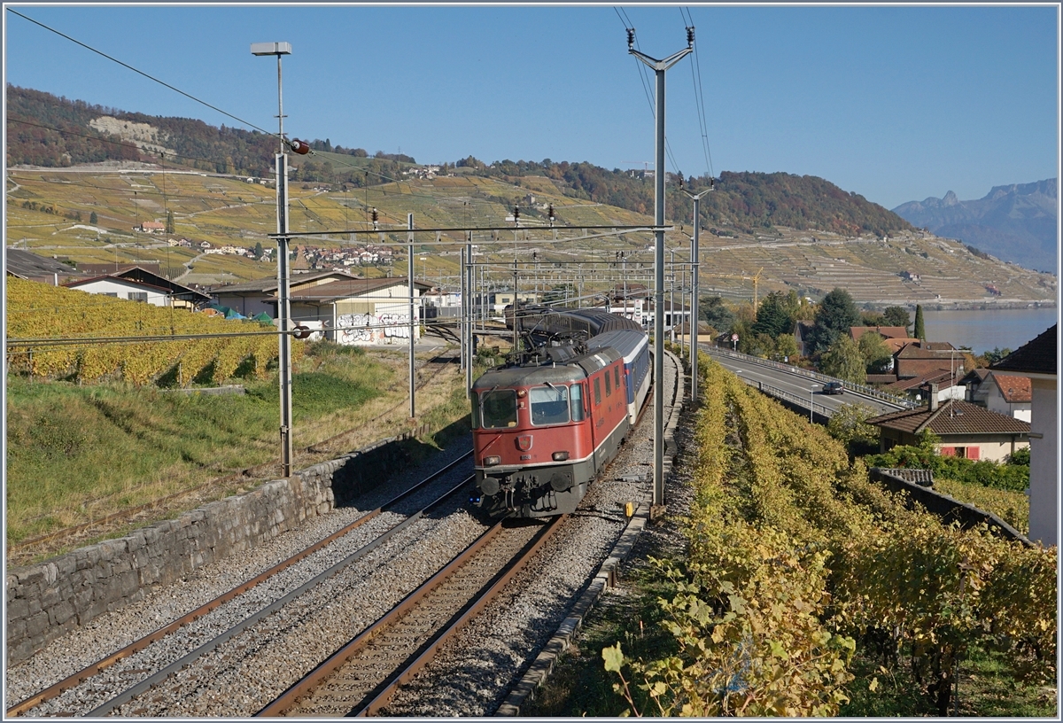 Die SBB Re 4/4 II 11156 (und am Zugschluss eine weitere) sind mit einem Dispo Zug Richtung Lausanne bei Cully unterwegs.
einen lieben Gruss 
Stefan