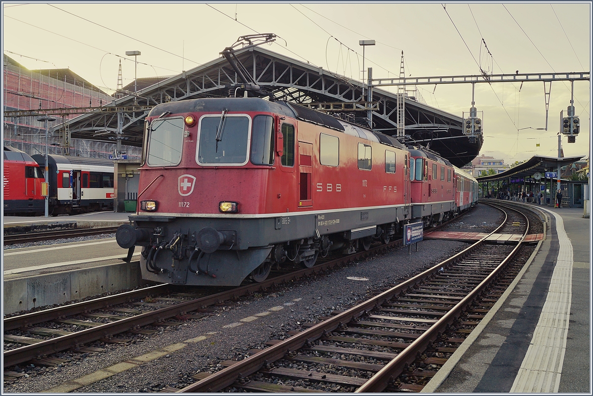 Die SBB Re 4/4 II 11172 und eine weitere Re 4/4 II warten mit dem EN Thello nach Paris in Lausanne auf die Weiterfahrt.
1. Juni 2018