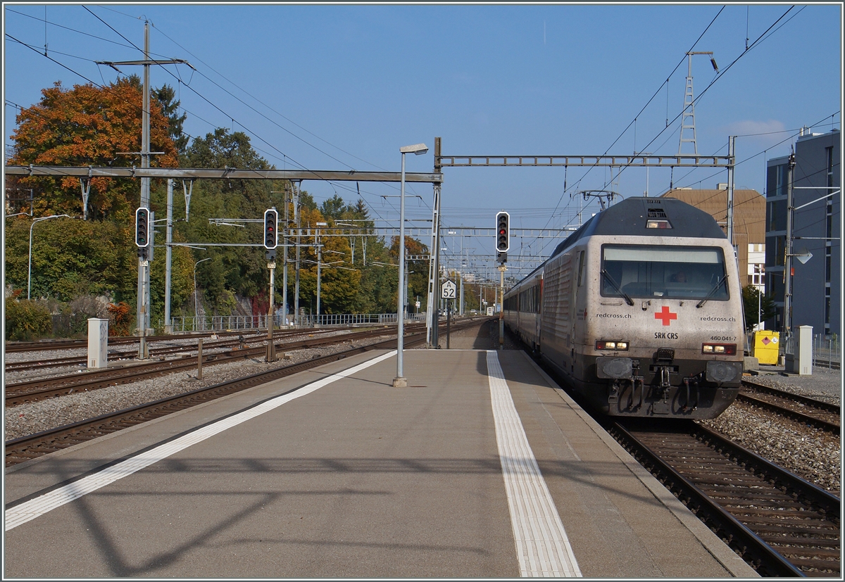 Die SBB Re 460 041-7 red cross erreicht mir einem IR nach Genève Aéroport den Bahnhof Morges.
20. Okt. 2015