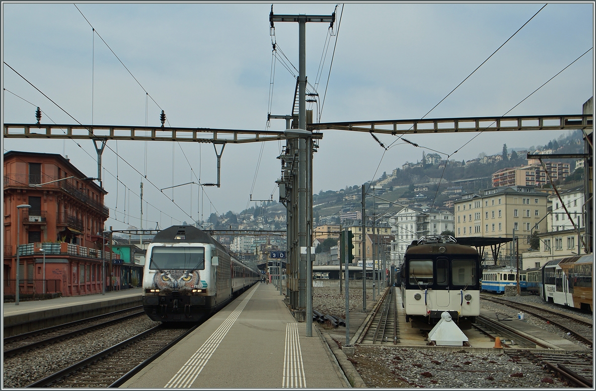 Die SBB Re 460 105-0 beäugt etwas skeptisch das neue MOB Farbkonzept, welche das bunte  Bipperlisi  als erstes zum Opfer fiel.
Montreux, den 15. März 2015 
