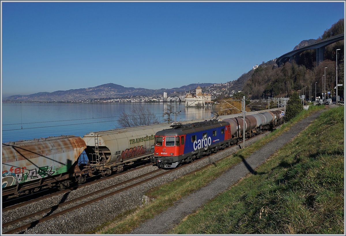 Die SBB Re 620 074-5  Murgental  mit einem Güterzug kurz vor Villeneuve. 

7. Februar 2020