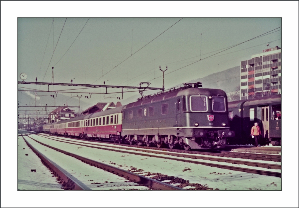 Die SBB Re 6/6 11646 mit dem EC  Mont-Blanc  Genève - Hamburg bei der Durchfahrt in Moutier.
17. Jan 1985