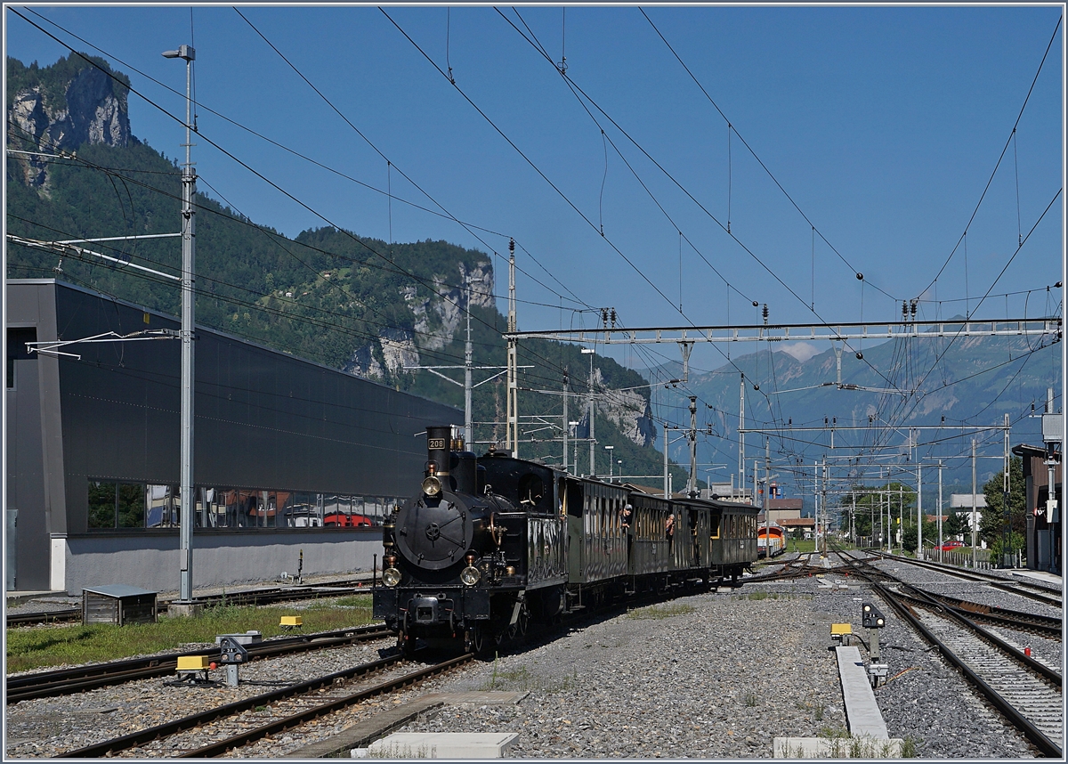 Die schöne SBB Brünig Bahn Tallok G 3/4 208 der Ballenberg Dampfbahn rollt im Rahmen der Schweizer Dampftage Brienz 2018 in den Bahnhof von Meiringen. 

30. Juni 2018