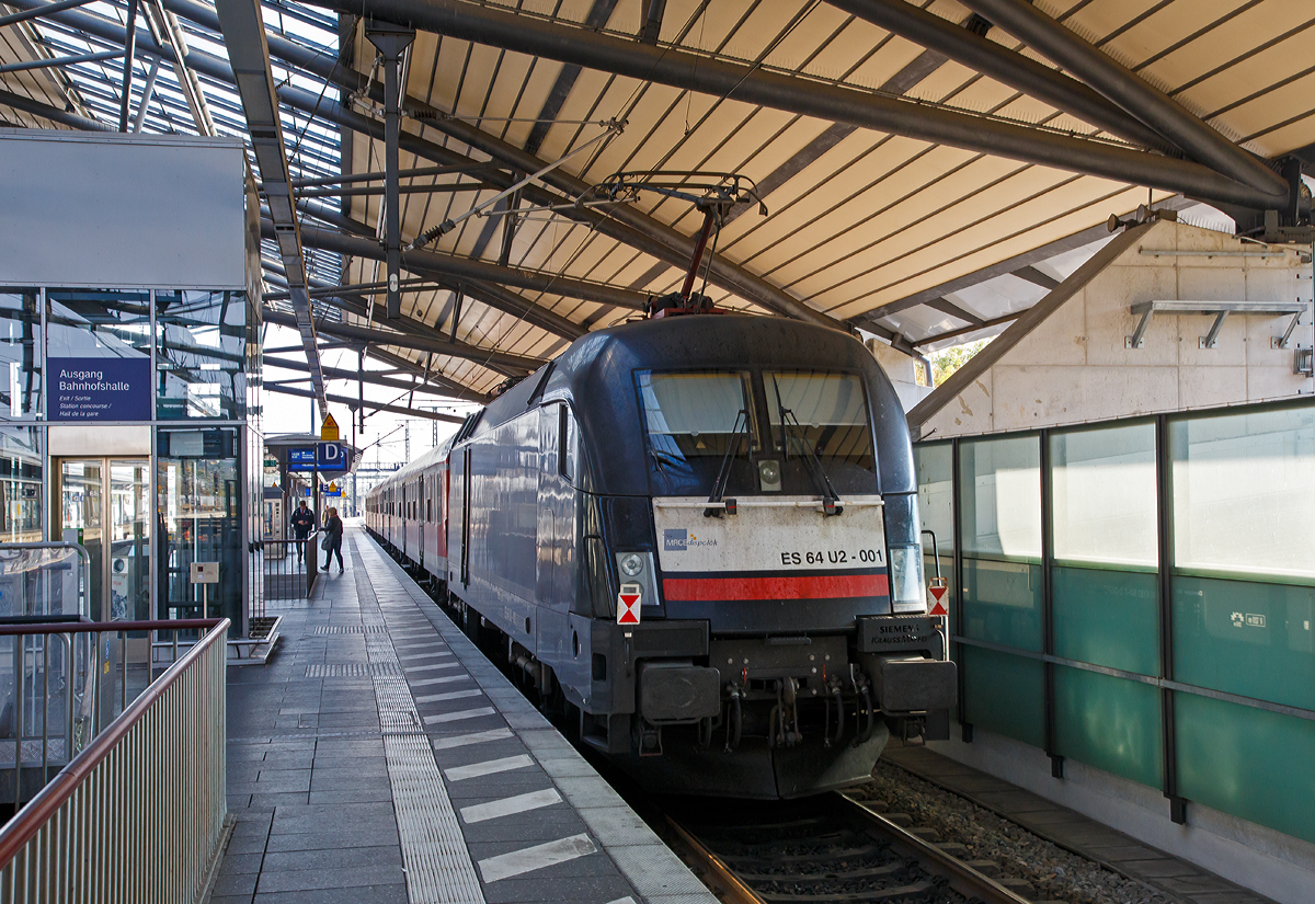 
Die schwarze an die DB Regio vermietete MRCE Dispolok ES 64 U2-001 / LZB 182 501-7 (91 80 6182 501-7 D-DISPO) schiebt am 05.10.2015, den aus y-Wagen bestehenden RB 20 (Eisenach – Erfurt – Weimar – Naumburg –  Halle), vom Hbf Erfurt weiter in Richtung Halle. Interssant ist hier das die Lok keine roten Schlussleuchten verwendet, sonder das Signal Zg 3 - Schlußsignal.

Die Lok wurde 2001 von Siemens in München unter der Fabriknummer 20557 für die Siemens Dispolok GmbH (heute MRCE) gebaut.