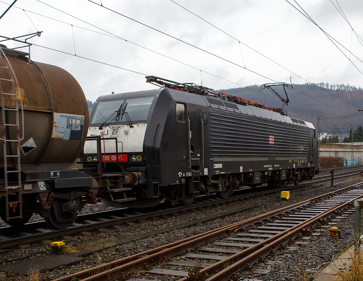 Die schwarze DB Cargo 189 098-7 (91 80 6189 098-7 D-DB), ex MRCE Dispolok ES 64 F4-998, fährt am 26.11.2021 mit einem gemischten Güterzug durch Niederschelden in Richtung Siegen.

Die Siemens EuroSprinter ES 64 F4 wurde 2005 von Siemens in München-Allach unter der Fabriknummer 21084 gebaut und an die Railion Deutschland AG (heute DB Cargo) geliefert. Im Jahr 2006 wurde sie an die MRCE verkauft und wieder bis 2008 von der Railion angemietet. 2008 bekam sie die NVR-Nummer 91 80 6189 098-7 D-DISPO, zudem erfolgte die Umrüstung/Umbau in die Variante J (Class 189-VJ) und hat so nun die Zulassung für Deutschland und die Niederlande. Nach einigen Mietstationen wurde sie zum 17.06.2021 wieder DB Cargo AG verkauft.

Die BR 189 (Siemens ES64F4) hat eine Vier-Stromsystem-Ausstattung, diese hier hat die Variante J (Class 189-VJ) und besitzt so die Zugbeeinflussungssysteme LZB/PZB, ETCS und ATB für den Einsatz in Deutschland und den Niederlanden.
Die Stromabnehmerbestückung ist folgende: 
Pos. 1: D, NL (AC)
Pos. 2: NL (DC)
Pos. 3: NL (DC)
Pos. 4: D, NL (AC)
