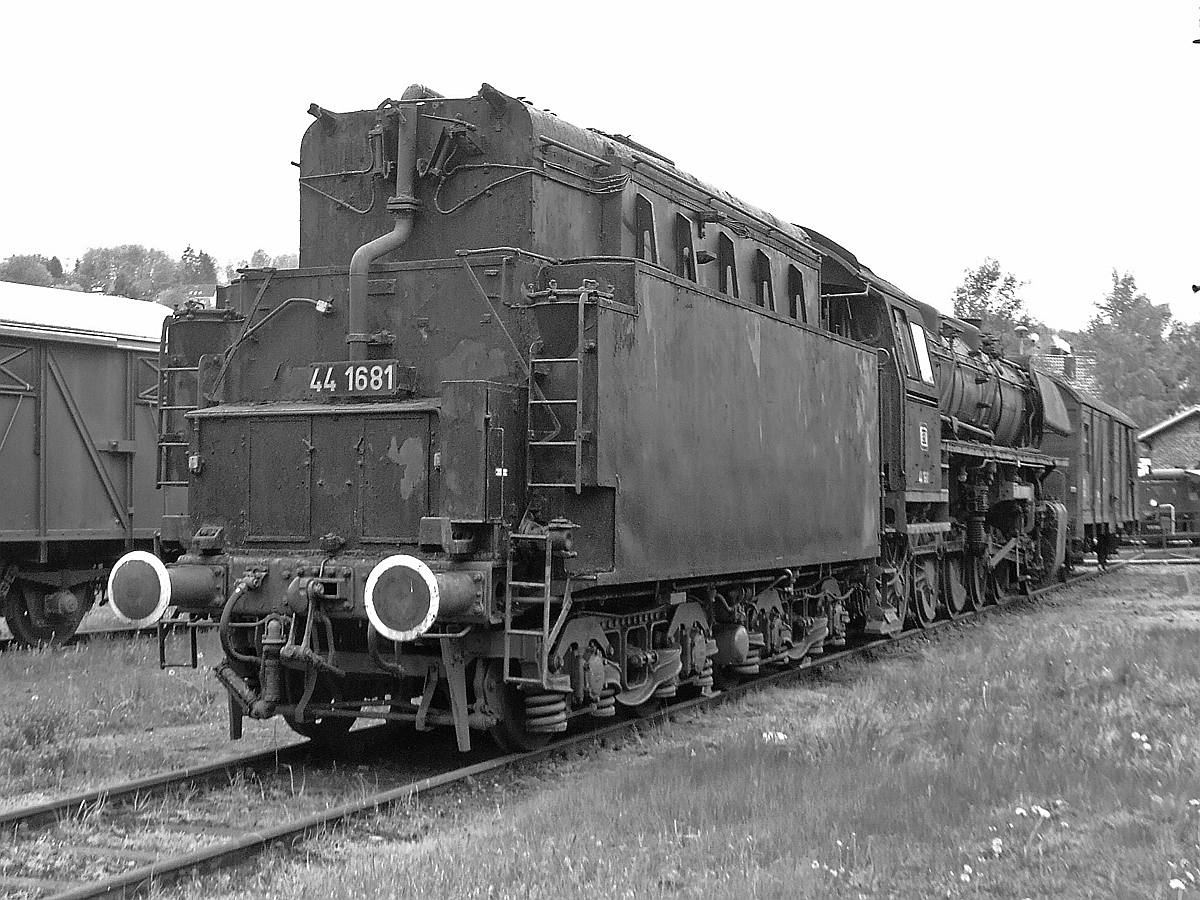 
Die schwere 3-Zylinder G�terzug-Einheitsdampflokomotive 44 1681, ex DB 043 681-6, ex DB 44 1681, ex DR 44 1681 am 13.05.2010 im Eisenbahnmuseum Dieringhausen, mittlerweile ist sie bei SVG Eisenbahn-Erlebniswelt in Horb am Neckar.