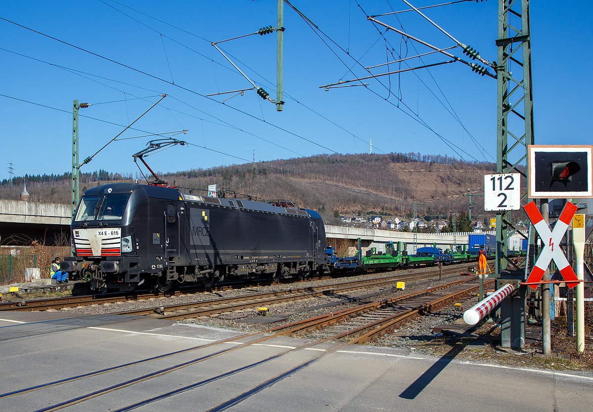 Die Siemens Vectron AC - X4 E - 615 bzw. 193 615-2 (91 80 6193 615-2 D-DISPO) der MRCE Dispolok GmbH (M�nchen) f�hrt am 24.03.2021 mit dem HELROM Trailer Zug Wien – D�sseldorf, einem KLV-Zug, durch Niederschelden auf der Siegstrecke in Richtung K�ln.

Die Siemens Vectron AC wurde 2015 von Siemens Mobility GmbH in M�nchen-Allach unter der Fabriknummer 22011 gebaut und an die MRCE - Mitsui Rail Capital Europe GmbH (M�nchen) als X4 E – 615 geliefert. Diese Vectron Lokomotive ist als AC – Lokomotive (Wechselstrom-Variante) mit 6.400 kW konzipiert und zugelassen f�r Deutschland und �sterreich, sie hat eine H�chstgeschwindigkeit von 160 km/h.