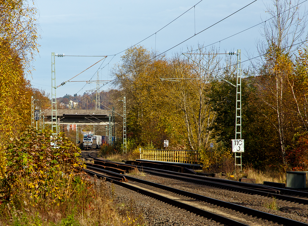 Die Siemens Vectron AC - X4 E - 875 bzw. 193 615-2 (91 80 6193 875-2 D-DISPO) „CONNECTING EUROPE“ der MRCE Dispolok GmbH (München) fährt am 29.10.2021 mit dem HELROM Trailer Zug Wien – Düsseldorf (einem KLV-Zug), auf der Siegstrecke durch Eiserfeld in Richtung Köln.

Die Siemens Vectron AC wurde 2014 von Siemens Mobility GmbH in München-Allach unter der Fabriknummer 21915 gebaut und an die MRCE - Mitsui Rail Capital Europe GmbH (München) als X4 E – 875 geliefert. Diese Vectron Lokomotive ist als AC – Lokomotive (Wechselstrom-Variante) mit 6.400 kW konzipiert und zugelassen für Deutschland, Österreich und Ungarn, sie hat eine Höchstgeschwindigkeit von 200 km/h.
