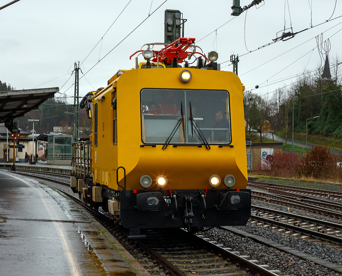 
Die Signale waren „gr�n“ so hatte ich mit dem RE 9 gerechnet, aber dann kam dieses erst....
Das IFO 703 102-4 (Instandhaltungsfahrzeug f�r Oberleitungsanlagen) der DB Netz AG f�hrt am 04.01.2018 durch den Bahnhof Betzdorf/Sieg, in Richtung K�ln. Aufgrund von Unwettersch�den durch das Sturmtief Burglinde, galt es wohl viele St�rungen zu beseitigen.

Das IFO wurde 2000 von Gleisbaumechanik Brandenburg /H. GmbH unter der Fabriknummer 068.002 gebaut und an die DB Netz AG geliefert.

�hnlich den neun von Windhoff hergestellten zweiachsigen Fahrzeugen der BR 703.0 wurde die Gleisbaumechanik Brandenburg von der DB Netz AG beauftragt, weitere zehn solche Fahrzeuge zu fertigen (Baureihe 703.1). 

Dieses Instandhaltungsfahrzeug f�r Oberleitungsanlagen BR703.1 ist ein zweiachsiges Schienenfahrzeug der Regelbauart zur Wartung und Instandhaltung von Fahrleitungen. Basis f�r dieses Fahrzeug war das bereits erfolgreich im Einsatz bew�hrte Gleisarbeitsfahrzeug GAF 200. Es gestattet die Bef�rderung von 8 Personen (einschl. Fahrer) und ist mit 2 Fahrerst�nden, einem Arbeitsplatz zur Durchf�hrung handwerklicher T�tigkeiten, einem Waschplatz sowie Stauraum f�r Akten, Werkzeuge und Materialien ausgestattet. Eine Aussichtskanzel zur Beobachtung des Mess-Stromabnehmers ist im Kabinendach integriert. 

Zur Instandhaltungsausr�stung geh�ren:
-  eine freischwenkbare Hubarbeitsb�hne
-  Fahrdraht- und Tragseilpositionierer
-  Stromabnehmer mit Zusatzeinrichtung zum Erden des Stromabnehmers
-  sowie diverse Arbeits- und Suchscheinwerfer


Technische Daten:
Spurweite:  1.435 mm
Achsformel: B
L�nge �ber Puffer:  14.950 mm
Breite:  3.080 mm
H�he:  4.575 mm
Eigengewicht: 39,2 t
Nutzlast: 2,5 t
Zul. Anh�ngelast: 45 t
Radsatzlast:  21 t
Zugel. f�r Streckenlasse: C2 bzw. CM2 und h�her
Raddurchmesser: 840 mm (neu) / 780 mm (abgenutzt)
Max.Steigung mit 45 t Anh�ngelast:  40 ‰ (25 km/h)
kleinster Kurvenradius:  80 m

Tankvolumen (Diesel): 450 l
Tankvolumen (Heiz�l):  100 l


H�chstgeschwindigkeit: 100 km/h (Eigen- und Schleppfahrt)
Arbeitsfahrt: 0,5 bis 10 km/h (hydrodynamischen Antrieb)

Fahrmotor: 
6-Zylinder-MAN-Dieselmotor mit Abgasturboaufladung und Ladeluftk�hlung, vom Typ MAN D 2876 LOH 01, EURO 2
Leistung:  338 kW
Max. Drehzahl:  2.150 U/min
Max. Drehmoment:  2.000 Nm bei 800-1500 U/min
Verbrauch:  195 g/kWh
Partikelfilteranlage:  Partikelfiltersystem ersetzt den Schalld�mpfer des Motors

Arbeitsmotor (Antrieb f�r Hydraulikaggregat):
4-Zylinder-MAN-Dieselmotor, vom Typ MAN D 0824 LFL 06, EURO 2
Leistung:  89 kW bei 1500 U/min
Max. Drehmoment: 590 Nm bei 1400 U/min
Verbrauch:  202 g/kWh

Getriebe:  Voith-Turbogetriebe T211 re.3

Bremse: KE-Druckluftbremse
indirekte Bremse:  F�hrerbremsventil Fb 11 mit elektro-pneumatischer Angleichautomatik
direkte Bremse:  elektropneum. Zusatzbremseinheit, Bremszylinderdruck max. 3,8 bar
Feststellbremse:  Federspeicherbremse
Zusatzeinrichtungen:  Mikroprozessorgleit- und Schleuderschutz MGS 2, Sandungsanlage
Bordnetzspannung: 24 V
Batterie: 4 x 12 V; 200 Ah

Quelle: Gleisbaumechanik Brandenburg /H. GmbH