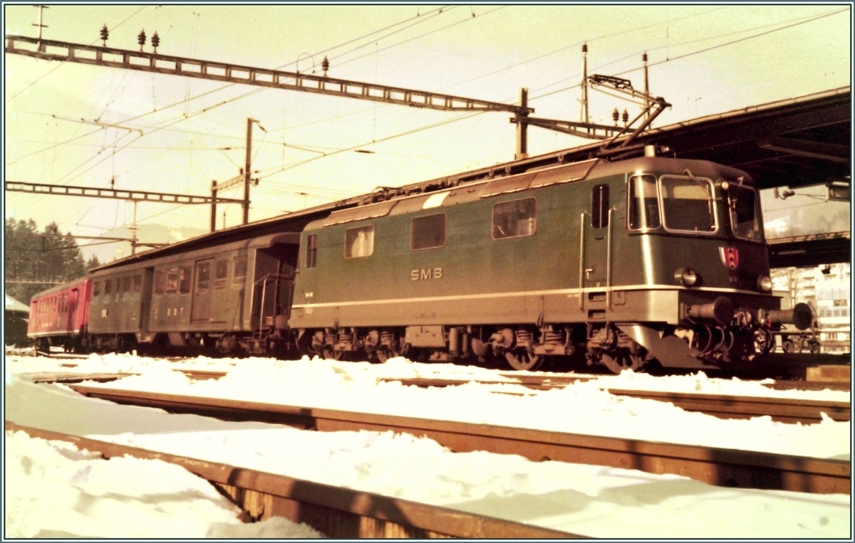 Die SMB Re 4/4 III N° 181 mit einem Regionalzug nach Solothurn in Moutier. Nun als Bildvariante mit dem ganzen Zug auf dem Bild. 

17. Jan. 1985 