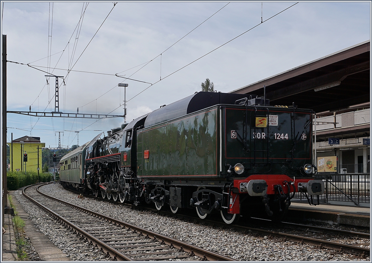 Die SNCF 141 R 1244 des Vereins Mikado 1244 war, da Öl gefeuert vom Dampflokverbot nicht betroffen, traf aber zum  Dampftag Lyss 2018  zu meinem Leidwesen mit dem Tender voraus in Lyss ein.
11. August 2018