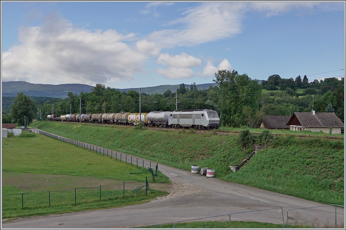 Die SNCF Sybic 26134 ist kurz vor Pougny-Chancy mit einem Güterzug nach Genève La Praille unterwegs. 

16. August 2021 