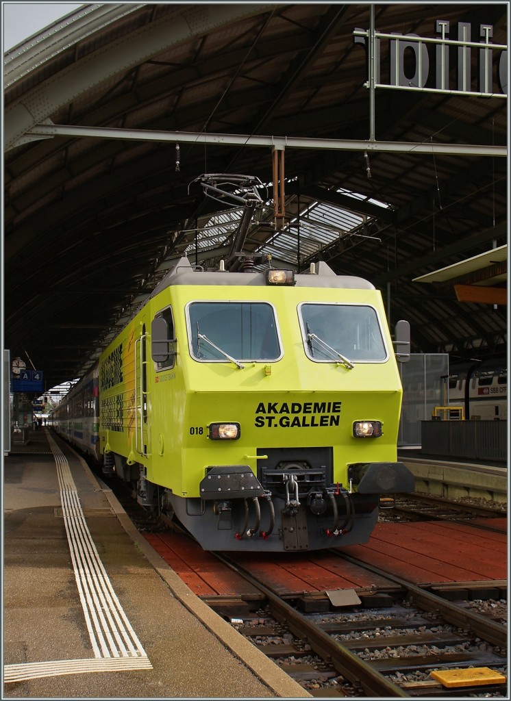 Die SOB Re 4/4 IV (UIC N° 91854 446 018-4 CH-SOB) in St.Gallen mit dem Voralpenexpress VAE 2572 nach Luzern.
20. Sept. 2015