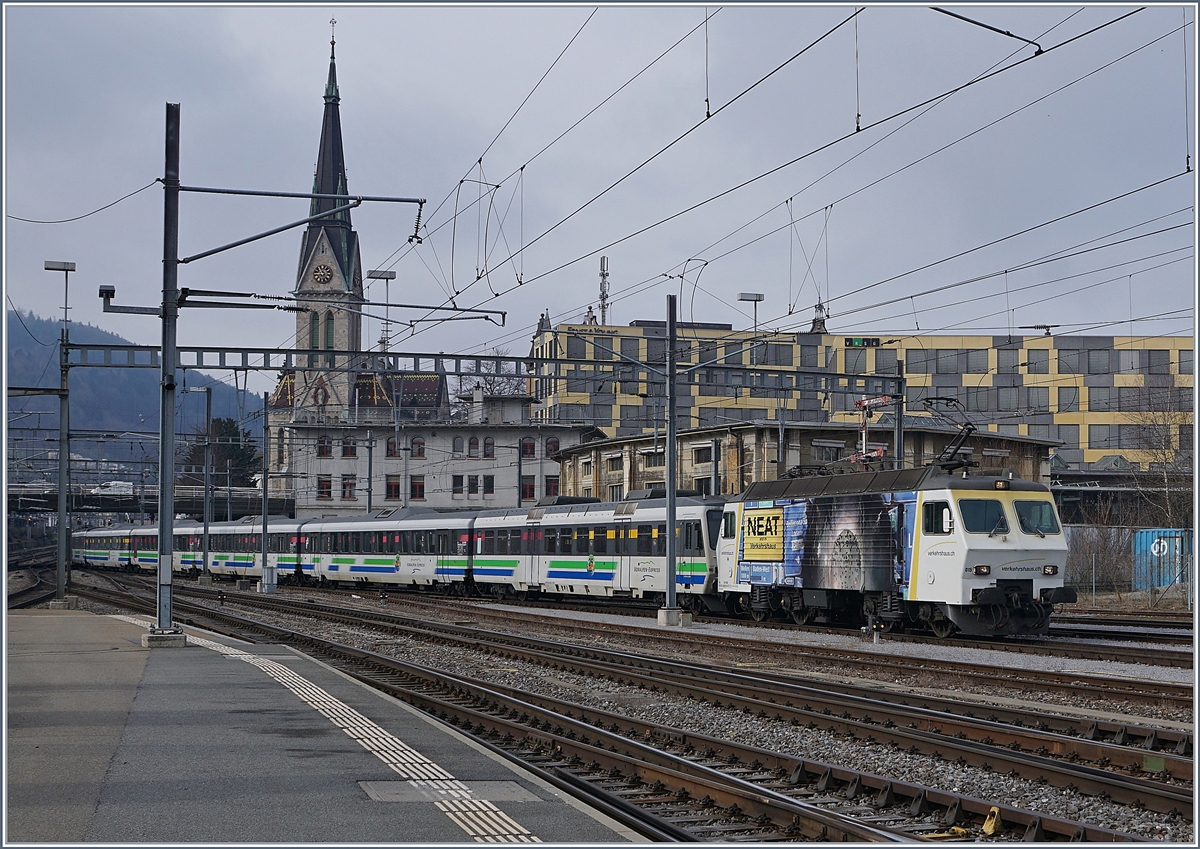 Die SOB Re 446 015 erreicht mit ihrem Voralpen Express St.Gallen. Am Schluss des Zuges (und auf diesem Bild nicht nicht zu sehen) schiebt eine weiter Re 446. 
17. März 2018