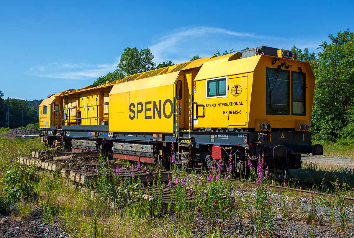 
Die SPENO Schienenschleifeinheit RR 16 MS-6, Schweres Nebenfahrzeug Nr. 99 84 9127 001-8 NL- SPENO, ist am 13.06.2020 in Betzdorf (Sieg) abgestellt. 

Die Schienenschleifeinheit RR 16 MS-6 wurde 2010 von MATISA Matériel Industriel S.A.(Crissier, Schweiz) unter der Fabriknummer 56026 gebaut und an die Speno International S.A. (Meyrin, Schweiz) geliefert. Die Maschine hat jedoch neue Drehgestelle der ELH (Eisenbahn Laufwerke Halle) aus dem Jahr 2018 bekommen (ELH Fabriknummer 47159 und 47160). 

Die Maschine ist für Schienenschleifarbeiten an Strecken und Weichen geeignet, die Bearbeitung ist in beide Fahrtrichtungen möglich. Im Netz ist leider wenige Daten der RR 16 MS vorhanden, so bin ich bei den Technischen Daten auf den selbst gesehenen Anschriften an der Maschine angewiesen. 

TECHNISCHE DATEN:
Spurweite: 1.435 mm (Normalspur)
Achsformel: B'B'
Länge über Puffer: 21.920 mm 
Drehzapfenabstand: 14.700 mm
Achsabstand im Drehgestell: 1.800 mm
Laufraddurchmesser: 920 mm (neu)
Eigengewicht: 86.700 kg
Dienstgewicht: 88.900 kg
Motorleistung: 708 kW
Höchstgeschwindigkeit: 100 km/h (Eigen und geschleppt)
Bremse: 2x KE-GPmZ
Bremsgewichte (je Drehgestell): P=34t G=24 t
kleinster bef. Gleisbogen: 80 m
Zul. Anhängelast: 120 t
Zur Mitfahrt zugel. Personenzahl: 6
Kraftstoffvorrat: 2.800 l  (Diesel)
Zugelassen für Streckenklasse D2 und höher