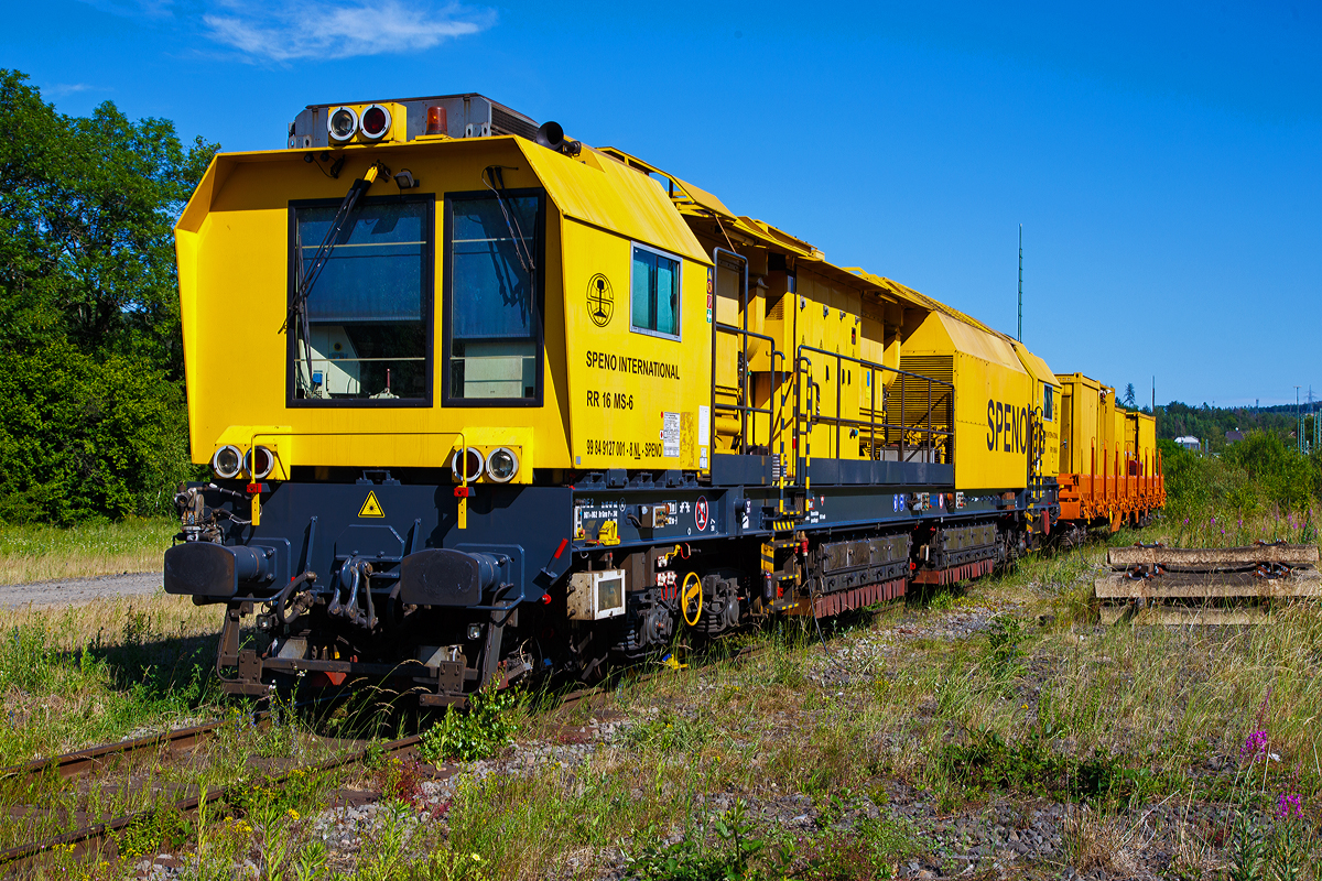 
Die SPENO Schienenschleifeinheit RR 16 MS-6, Schweres Nebenfahrzeug Nr. 99 84 9127 001-8 NL- SPENO, ist am 13.06.2020 in Betzdorf (Sieg) abgestellt. Zudem ist auch der zugeh. Schutzwagen 31 85 3936 163-0 CH-WASCO, der Gattung Res, beladen mit Werkstatt- und Aufenthaltscontainern, abgestellt.

Die  Schienenschleifeinheit RR 16 MS-6 wurde 2010 von MATISA Matériel Industriel S.A. (Crissier, Schweiz) unter der Fabriknummer 56026 gebaut und an die Speno International S.A. (Meyrin, Schweiz) geliefert. Die Maschine hat jedoch neue Drehgestelle der ELH (Eisenbahn Laufwerke Halle) aus dem Jahr 2018 bekommen (ELH Fabriknummer 47159 und 47160). 

Die Maschine ist für Schienenschleifarbeiten an Strecken und Weichen geeignet, die Bearbeitung ist in beide Fahrtrichtungen möglich. Im Netz ist leider wenige Daten der RR 16 MS vorhanden, so bin ich bei den Technischen Daten auf den selbst gesehenen Anschriften an der Maschine angewiesen. 

TECHNISCHE DATEN:
Spurweite: 1.435 mm (Normalspur)
Achsformel: B'B'
Länge über Puffer: 21.920 mm 
Drehzapfenabstand: 14.700 mm
Achsabstand im Drehgestell: 1.800 mm
Laufraddurchmesser: 920 mm (neu)
Eigengewicht: 86.700 kg
Dienstgewicht: 88.900 kg
Motorleistung: 708 kW
Höchstgeschwindigkeit: 100 km/h (Eigen und geschleppt)
Bremse: 2x KE-GPmZ
Bremsgewichte (je Drehgestell): P=34t G=24 t
kleinster bef. Gleisbogen: 80 m
Zul. Anhängelast: 120 t
Zur Mitfahrt zugel. Personenzahl: 6
Kraftstoffvorrat: 2.800 l  (Diesel)
Zugelassen für Streckenklasse D2 und höher