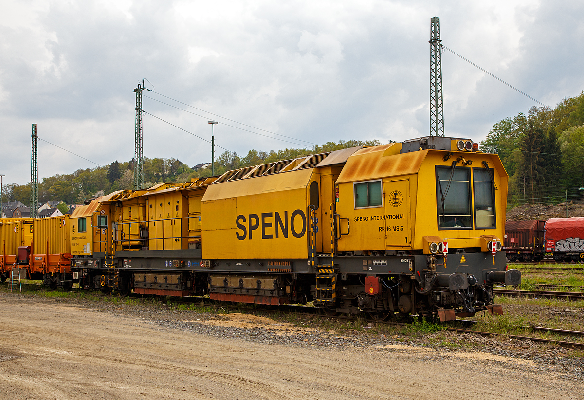 Die SPENO Schienenschleifeinheit RR 16 MS-6, Schweres Nebenfahrzeug Nr. 99 84 9127 001-8 NL- SPENO, ist am 13.06.2020 in Betzdorf (Sieg) abgestellt. Zudem ist auch der zugeh. Schutzwagen 31 85 3936 163-0 CH-WASCO, der Gattung Res, beladen mit Werkstatt- und Aufenthaltscontainern, abgestellt.

Die Schienenschleifeinheit RR 16 MS-6 wurde 2010 von MATISA Matériel Industriel S.A. (Crissier, Schweiz) gemeinsam mit der SPENO  
unter der Fabriknummer 56026 gebaut und an die Speno International S.A. (Meyrin, Schweiz) geliefert. Die Maschine hat jedoch neue Drehgestelle der ELH (Eisenbahn Laufwerke Halle) aus dem Jahr 2018 bekommen (ELH Fabriknummer 47159 und 47160).

Die Maschine ist für Schienenschleifarbeiten an Strecken und Weichen geeignet, die Bearbeitung ist in beide Fahrtrichtungen möglich. Im Netz ist leider wenige Daten der RR 16 MS vorhanden, so bin ich bei den Technischen Daten auf den selbst gesehenen Anschriften an der Maschine angewiesen.

TECHNISCHE DATEN:
Spurweite: 1.435 mm (Normalspur)
Achsformel: B'B'
Länge über Puffer: 21.920 mm
Drehzapfenabstand: 14.700 mm
Achsabstand im Drehgestell: 1.800 mm
Laufraddurchmesser: 920 mm (neu)
Eigengewicht: 86.700 kg
Dienstgewicht: 88.900 kg
Motorleistung: 708 kW
Höchstgeschwindigkeit: 100 km/h (Eigen und geschleppt)
Bremse: 2x KE-GPmZ
Bremsgewichte (je Drehgestell): P=34t G=24 t
kleinster bef. Gleisbogen: 80 m
Zul. Anhängelast: 120 t
Zur Mitfahrt zugel. Personenzahl: 6
Kraftstoffvorrat: 2.800 l (Diesel)
Zugelassen für Streckenklasse D2 und höher