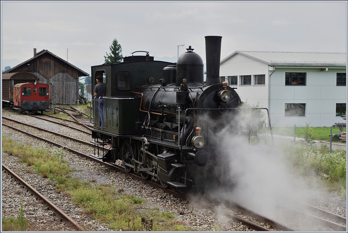 Die ST E 3/32 N° 5  Tigerli  rangiert dampfend in Triengen.
27. Aug. 2017
