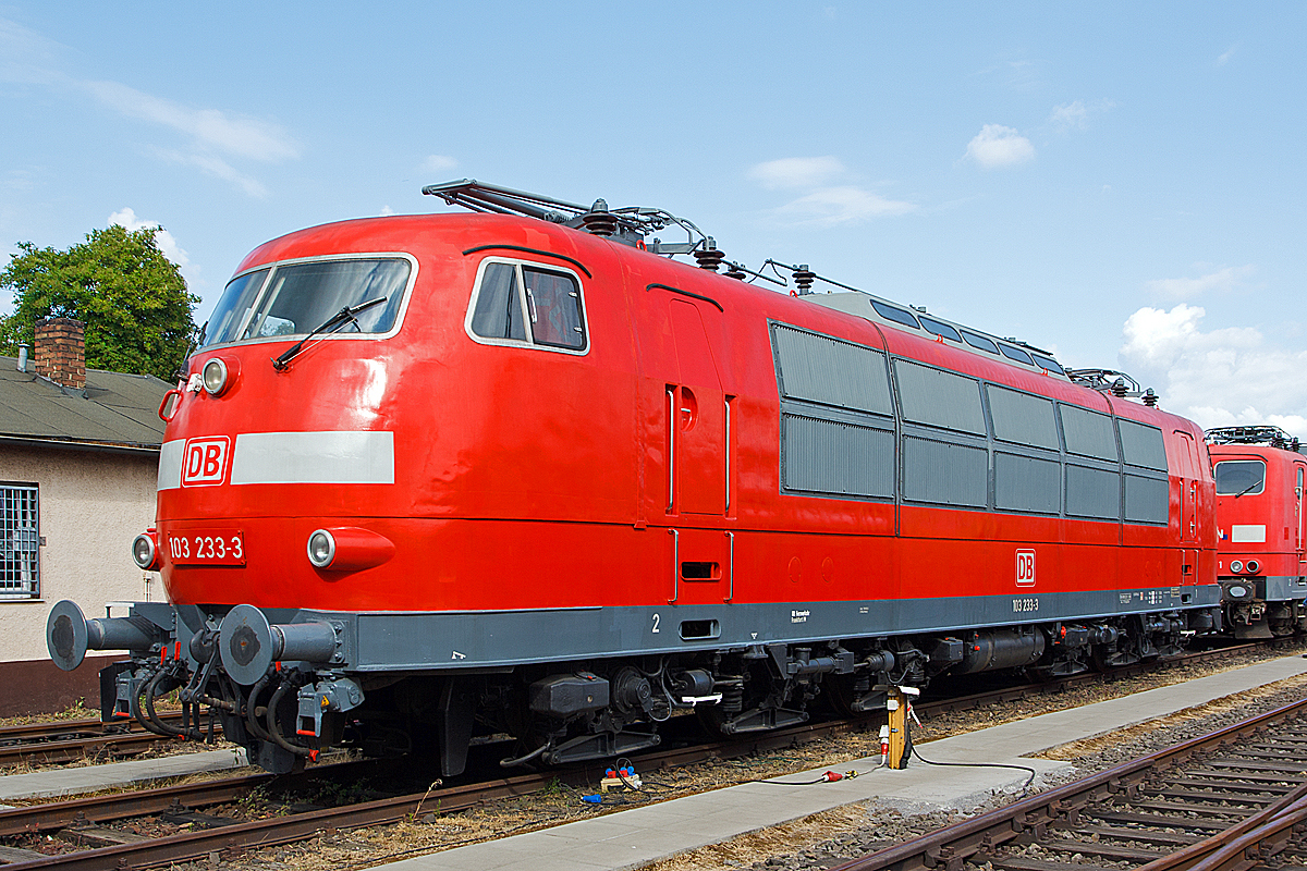 
Die stärkste deutsche Lok – Baureihe und einzige Maschine der Baureihe in verkehrsrotem Farbschema, die DB 103 233-3 , am 14.06.2014 im DB Museum Koblenz-Lützel, wobei mir persönlich die 103er in der ursprüngliche Lackierung, den TEE-Farben purpurrot/beige, am besten gefällt.

Die 103 233-3 wurde auf Initiative vom Modelleisenbahnhersteller Roco in verkehrsrot lackiert und am 5. August 2000 offiziell vorgestellt. 

Die Lok wurde 1973 von Henschel in Kassel unter der Fabriknummer 31780 gebaut, der elektrische Teil ist von BBC (Brown, Boveri & Cie AG).
 

Die Baureihe 103 (Anfangs: E 03) sind schwere sechsachsige Elektrolokomotiven, die im schnellen Reisezugverkehr der Deutschen Bundesbahn (DB) eingesetzt wurden, sie waren lange das Flaggschiff der DB. Mit ihrer Dauerleistung von 7.440 kW (10.116 PS) waren die E 03 bei ihrer Indienststellung die stärksten einteiligen Lokomotiven der Welt und sind die leistungsstärksten Lokomotiven, die die Deutschen Bundesbahn je im Dienst hatte