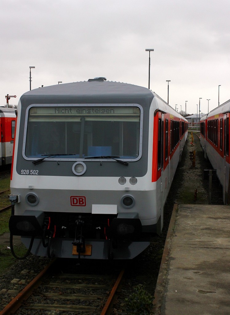 Die SyltShuttlePlus Familie ist vollzählig: VT 628/928 502  Keitum  abgestellt an der LKW Verladung in Westerland auf Sylt. 06.12.2015