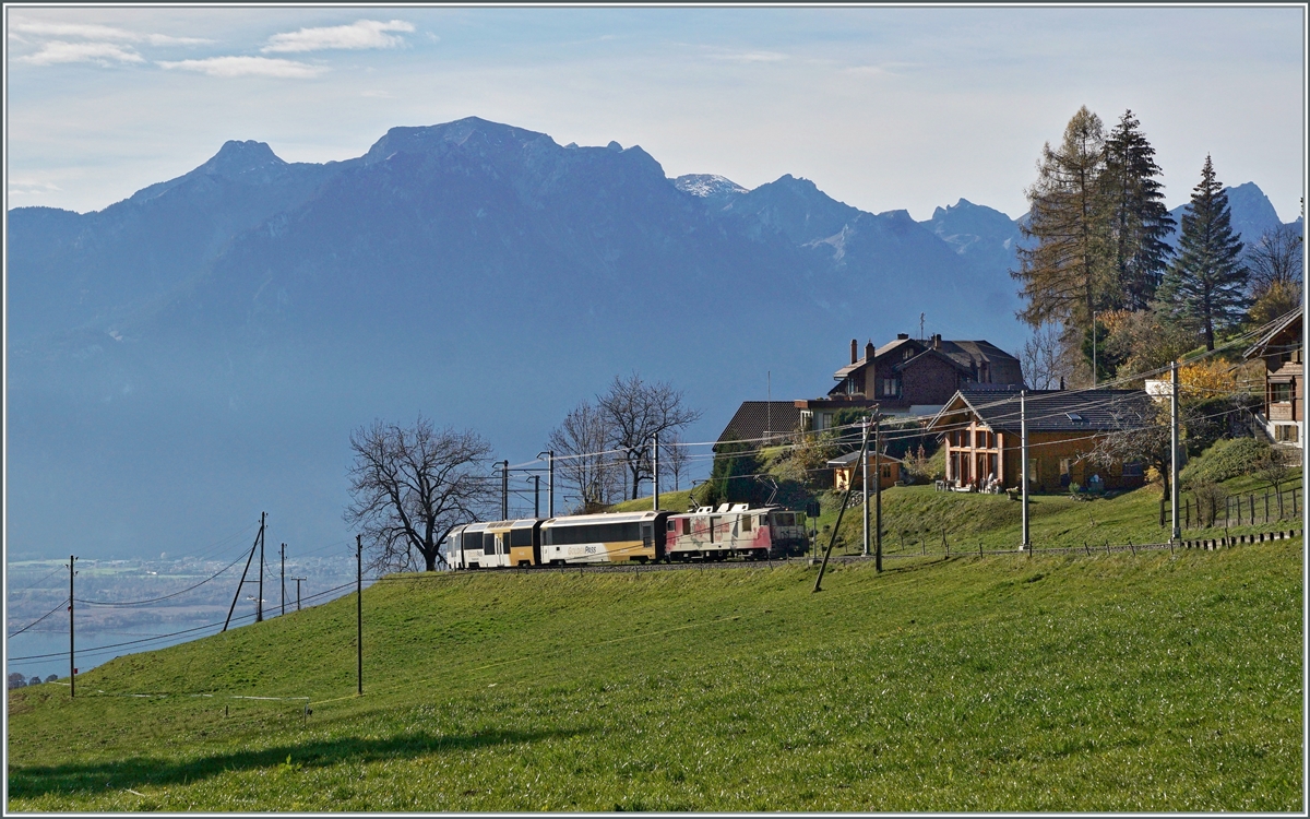 Die Tage der MOB Panoramic Express Züge sind gezählt und somit auch die Einsätze der GDe 4/4 im Reiseverkehr. Kurz vor Les Avants zeigt sich die GDe 4/4 6006 (ex GFM/TPF) mit dem Panoramic Express 2122 auf dem Weg von Montreux nach Zweisimmen. 

13. November 2020