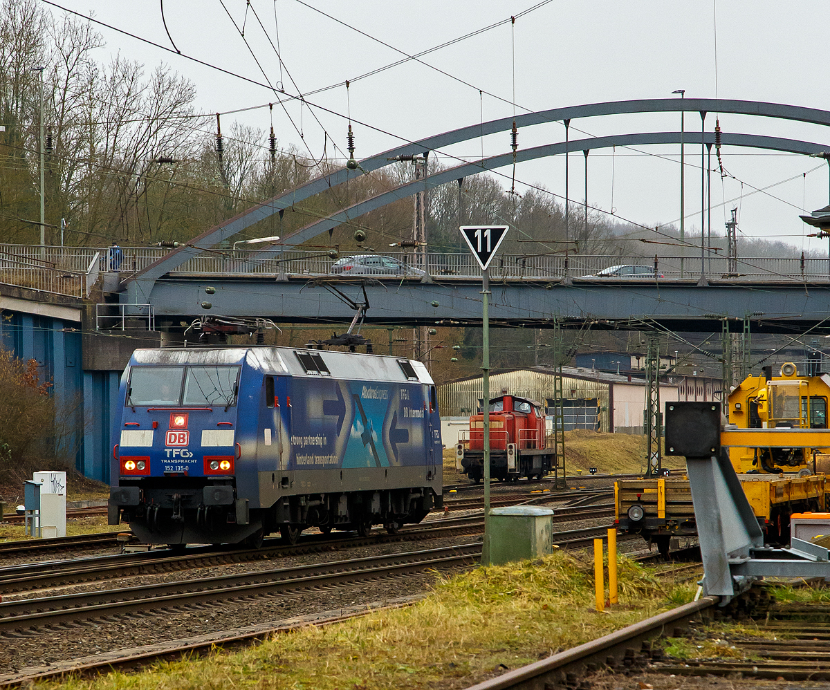 Die TFG Transfracht  AlbatrosExpress  152 135-0 (91 80 6152 135-0 D-DB) der DB Cargo AG (mit Gansreklame TFG & DB Intermodal) fährt am 15.01.2022  in Kreuztal vom Rbf in die Abstellgruppe. Zuvor konnte ich sehen dass sie einen sehr lagen Coilzug aus Richtung Hagen kommend dort abgeliefert hat.

Die Siemens ES 64 F wurde 2000 von Krauss-Maffei AG / Siemens in München unter der Fabriknummer 20262 gebaut.