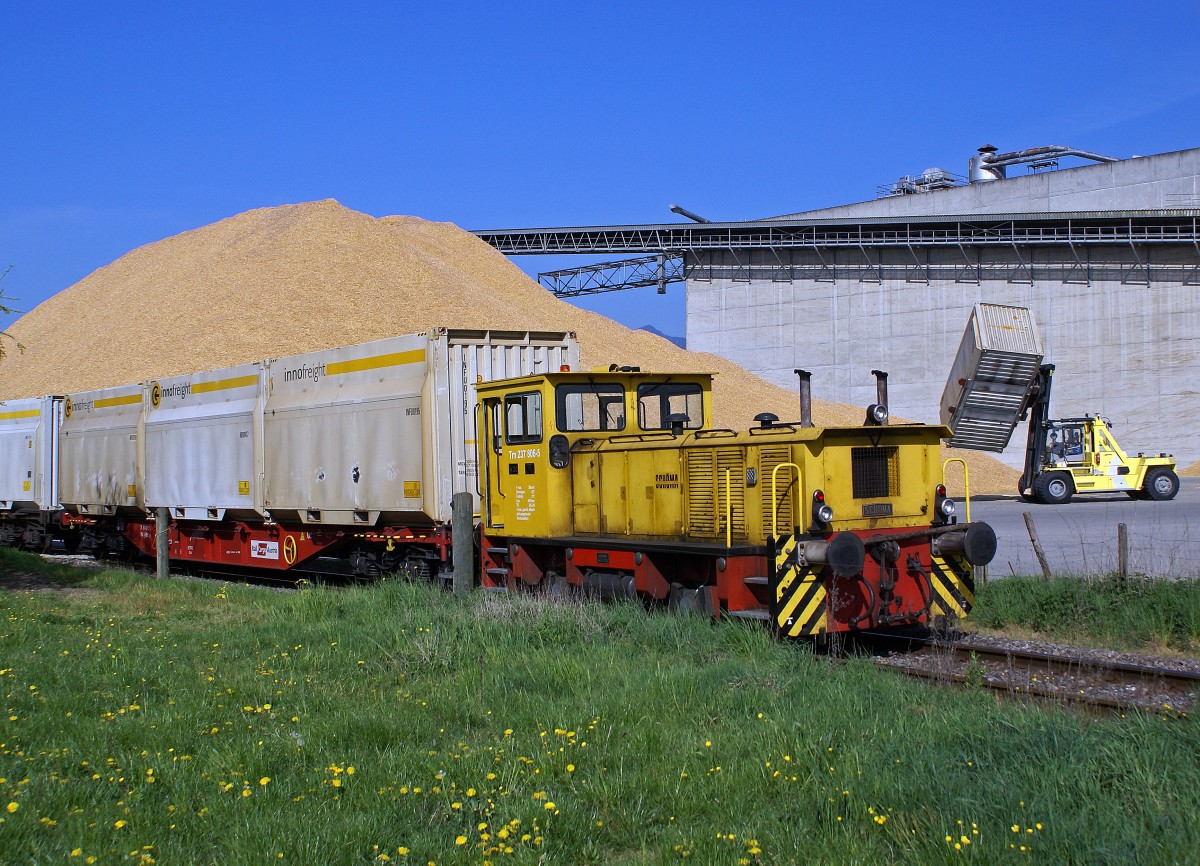 Die Tm 2/2 237 806-5  SCHOEMA  im Dienste der Cellulosefabrik Attisholz. Die ehemalige Cellulosefabrik Attisholz wurde Ende 2008 von ihrem letzten Eigent�mer Borregard, einem Tochterunternehmen des norwegishen Mischkonzerns Orkla, geschlossen. Noch im Jahre 2007 wurde auf vollen Touren gearbeitet. Sehr oft pendelten Ganzz�ge der Rail Cargo Austria mit Holzschnitzel-Container der Firma inno freight aus Bruck an der Mur zwischen Domat/Ems und Luterbach-Attisholz. Tm 2/2 237 806-5  SCHOEMA  im Grosseinsatz auf dem Holzplatz der Cellulosefabrik Attisholz am 21. April 2007.
Foto: Walter Ruetsch