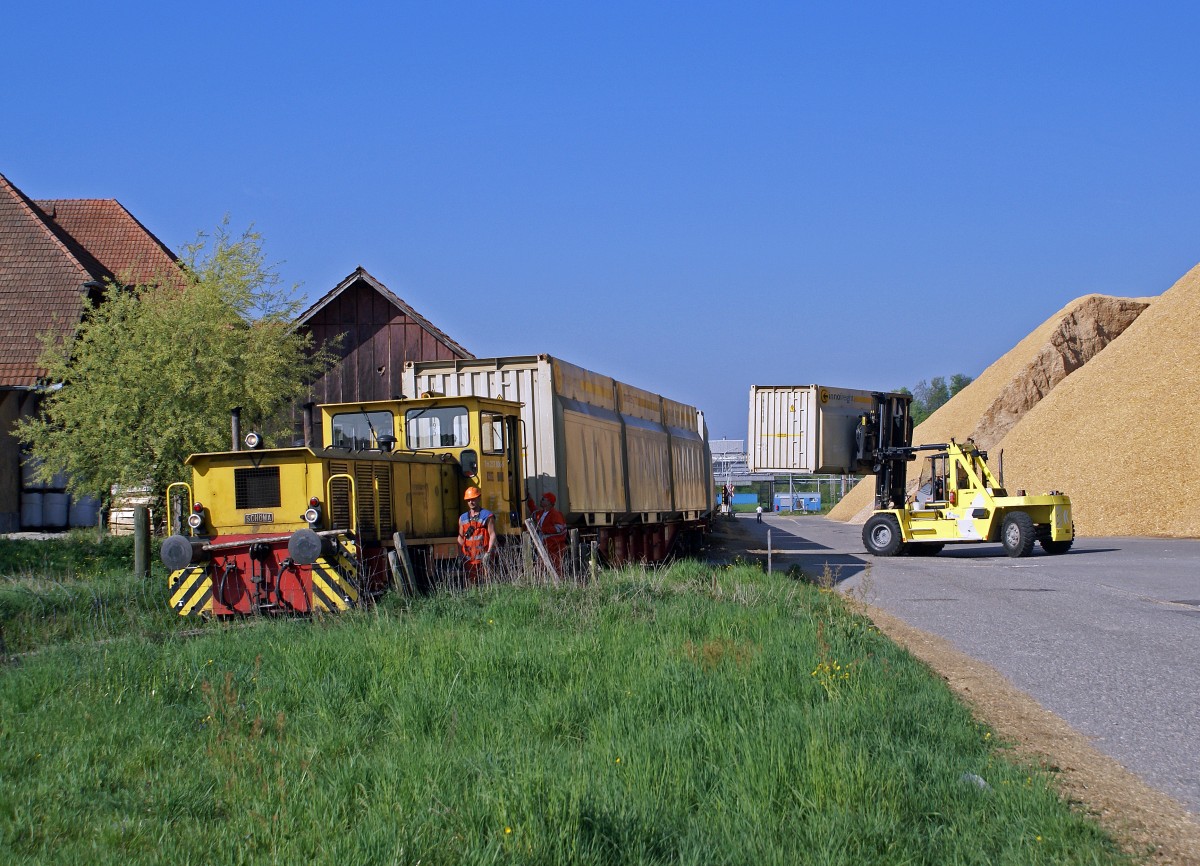 Die Tm 2/2 237 806-5  SCHOEMA  im Dienste der Cellulosefabrik Attisholz. Die ehemalige Cellulosefabrik Attisholz wurde Ende 2008 von ihrem letzten Eigent�mer Borregard, einem Tochterunternehmen des norwegishen Mischkonzerns Orkla, geschlossen. Noch im Jahre 2007 wurde auf vollen Touren gearbeitet. Sehr oft pendelten Ganzz�ge der Rail Cargo Austria mit Holzschnitzel-Container der Firma inno freight aus Bruck an der Mur zwischen Domat/Ems und Luterbach-Attisholz. Tm 2/2 237 806-5  SCHOEMA  im Grosseinsatz auf dem Holzplatz der Cellulosefabrik Attisholz am 21. April 2007.
Foto: Walter Ruetsch