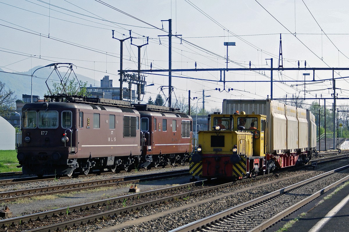 Die Tm 2/2 237 806-5  SCHOEMA  im Dienste der Cellulosefabrik Attisholz. Die ehemalige Cellulosefabrik Attisholz wurde Ende 2008 von ihrem letzten Eigent�mer Borregard, einem Tochterunternehmen des norwegishen Mischkonzerns Orkla, geschlossen. Noch im Jahre 2007 wurde auf vollen Touren gearbeitet. Sehr oft pendelten Ganzz�ge der Rail Cargo Austria mit Holzschnitzel-Container der Firma inno freight aus Bruck an der Mur zwischen Domat/Ems und Luterbach-Attisholz. Begegnung der fabrikeigenen Rangierlok Tm 2/2 237 806-5  SCHOEMA  und der BLS-Doppeltraktion Re 4/4 173 und Re 4/4 177 die den langen Zug von Domat/Ems nach Luterbach-Attisholz brachten am 21. April 2007.
Foto: Walter Ruetsch