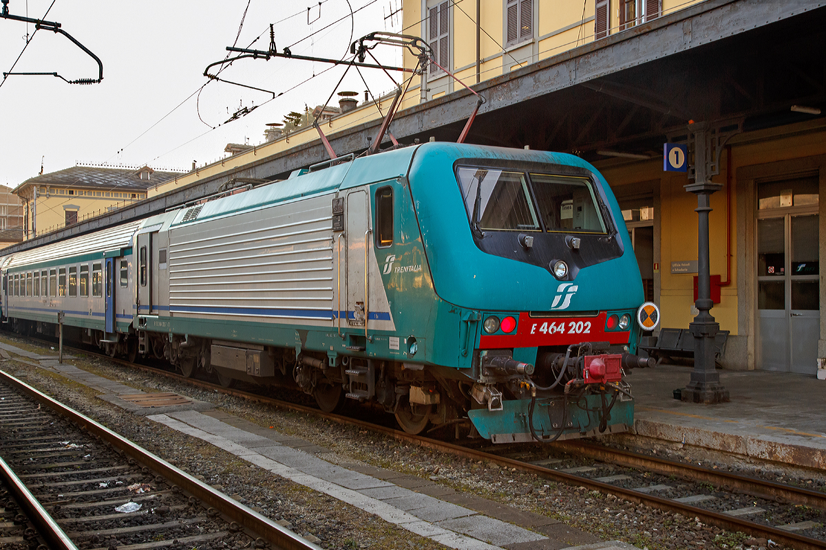 
Die Trenitalia E 464 202 (91 83 2464 202-7 I-TI), ex FS E.464.202, steht am 27.12.2015 mit einem Regionalzug im Bahnhof Domodossola (I).

Die Baureihe E.464 ist eine Elektrolokomotive, die ab 1999 von ADtranz (heute Bombardier) von der italienischen Staatsbahn Ferrovie dello Stato (Trenitalia), der Ferrovie Emilia Romagna (FER) sowie der Trasporto Ferroviario Toscano (TFT) beschafft wurde. Gefertigt werden die Lokomotiven im Bombardier-Werk in Vado Ligure unter der firmeninternen Bezeichnung TRAXX P160 DCP. Gebaut wurden bisher 728 Einheiten dieser Baureihe.

Da die Maschinen ausschließlich mit Wendezügen eingesetzt werden, verfügen sie auch nur über einen Führerstand. Am anderen Ende befindet sich ein Mehrzweck-/Gepäckabteil, ein Hilfsführerstand für Rangierfahrten sowie ein Wagenübergang mit Gummiwulst. Die Baureihe E.464 verwendet Drehgestelle und Getriebe ähnlich denjenigen der DB Baureihe 101, der Antrieb erfolgt aber mit Doppelstern-Asynchron-Fahrmotoren.
Am Führerstandsende sind die Loks mit einer automatischen Scharfenbergkupplung ausgerüstet. Auf der zum Wagenzug hingewandten Seite sind herkömmliche Zug-/Stoßeinrichtungen mit Schraubenkupplung. 

Technische Daten:
Spurweite: 1.435 mm (Normalspur)
Achsfolge: Bo' Bo' 
Hersteller:  Bombardier (vorm. ADtranz)
Länge über Puffer: 15.930 mm
Dienstgewicht: 72 t
Dauerleistung: 3.000 kW (2.350 kW bei 1.500 V DC)
Anfahrzugkraft: 200 kN
Stromsystem: 3.000 V (1.500 V) Gleichstrom
Anzahl der Fahrmotoren: 4 
Höchstgeschwindigkeit: 160 km/h