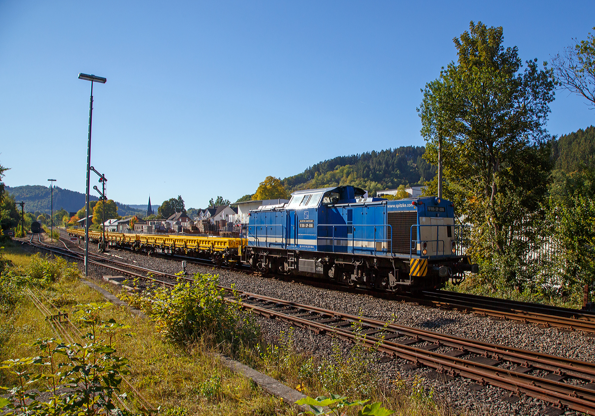
Die V 100-SP-006 (NL-SLG 92 84 2203 006-6) der SLG Spitzke Logistik GmbH, ex DR 110 340-7, ex DR 112 340-5, ex DB 202 340-6, f�hrt am 02.10.2015, mit einem Flachwagenzug der Gattung Res 072-2, durch Herdorf in Richtung Haiger. Zuvor konnte ich sie aus Richtung K�ln kommend in Betzdorf/Sieg sehen.

Die ex V 100.1 wurde 1971 von LEW (VEB Lokomotivbau Elektrotechnische Werke „Hans Beimler“ Hennigsdorf) unter der Fabriknummer 12849 gebaut und an die DR als 110 340-7 ausgeliefert, 1980 erfolgte der Umbau in 112 340-5. Im Jahr 1992 erfolgte die Umzeichnung in DR 202 340-6 und zum 01.01.1994 dann in DB 202 340-6.
Bei der DB wurde sie dann 1999 ausgemustert und 2002 an ALSTOM Lokomotiven Service GmbH in Stendal verkauft und dort erfolgte dann der Umbau gem�� Umbaukonzept BR 203.1 in die heutige 203 006-6. Im Jahr 2006 wurde sie an die Spitzke Spoorbouw B.V. (Niederlande) verkauft, seit 2013 geh�rt sie zur SLG - Spitzke Logistik GmbH in Gro�beeren ist aber noch in den Niederlanden registriert.

Technische Daten:
Spurweite: 1.435 mm (Normalspur)
Achsanordnung: B'B'
L�nge �ber Puffer: 13.945 mm
Radsatzabstand im Drehgestell: 2.300mm
Drehzapfenabstand: 7.000mm
Kleinster befahrbarer Gleisbogenradius: 100m
Dienstgewicht: 69 t
Leistungs�bertragung: dieselhydraulisch
H�chstgeschwindigkeit: 100 km/h
Kleinste Dauerfahrgeschwindigkeit: 11,1 km/h

Motortyp: Caterpillar 3512 B DI-TA
Motorart: 12-Zylinder-Dieselmotor mit Direkteinspritzung, Abgasturbolader und Ladeluftk�hlung
Motorleitung: 1.305 kW (1.775 PS) bei 1.600 U/min
Hubraum: 51,8 l (Bohrung-� 170 x Hub 190 mm)
Motorgewicht: 6.537 kg
Getriebe: Voith Str�mungsgetriebe GSR 30/5,7

Die Kategorien Deutschland und Niederlande wurden bewusst gew�hlt: Herkunft und lange Einsatzdauer in Deutschland, heutige Registrierung in der Niederlande.