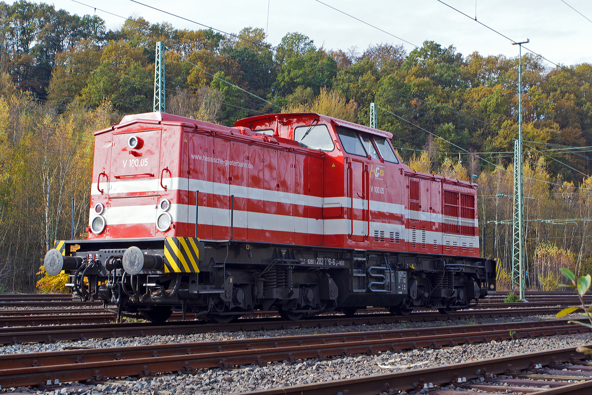 
Die V 100.05 (202 726-6) der HGB (Hessische Güterbahn GmbH, Buseck) ex DR 110 726-7 ex DB 202 726-6 ist am 26.10.2014 in Betzdorf/Sieg abgestellt.

Die V 100.1 wurde 1974 von LEW (VEB Lokomotivbau Elektrotechnische Werke „Hans Beimler“ Hennigsdorf) unter der Fabriknummer 14427 gebaut und an die DR als 110 726-7 ausgeliefert. Der Umbau in 112 726-5 erfolgte 1989, eine Umzeichnung in 202 726-6 erfolgte 1992 und 1994 ging sie dann mit in die DB über. Die z-Stellung und Ausmusterung bei der DB erfolgten im Jahr 2000.

Weitere Stationen (Eigentümer) waren dann: 2000 an SFZ - Schienenfahrzeugzentrum Stendal (später ALS); 2005 an PBSV, Magdeburg (später KCR)  15 ; 2010 an GLG - Gmeinder Lokomotivenfabrik, Mosbach als 203 001-3  Ludwig K.  und seit dem Jahr 2011 ist bei der HGB, wo sie seither ihren Dienst tut, sie hat die NVR-Nummer 92 80 1202 726-6 D-HGB, sowie die EBA-Nummer EBA 01C23K 219. 