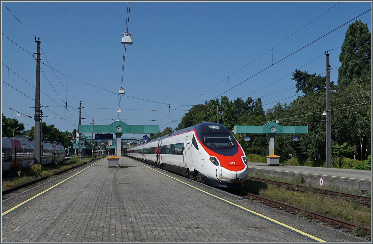 Die Verbindung von Zürich nach München führt ja bekanntlich am Bodensee ein kurzen Stück durch Österreich und kann der nun auf dieser Verbindung eingesetzte Pinocchio neben den seit längerem befahrenen Ländern nun auch in Österreich fotografiert werden. Ein SBB ETR 610 als EC Zürich - München beim Halt in Bregenz. 

14. August 2021