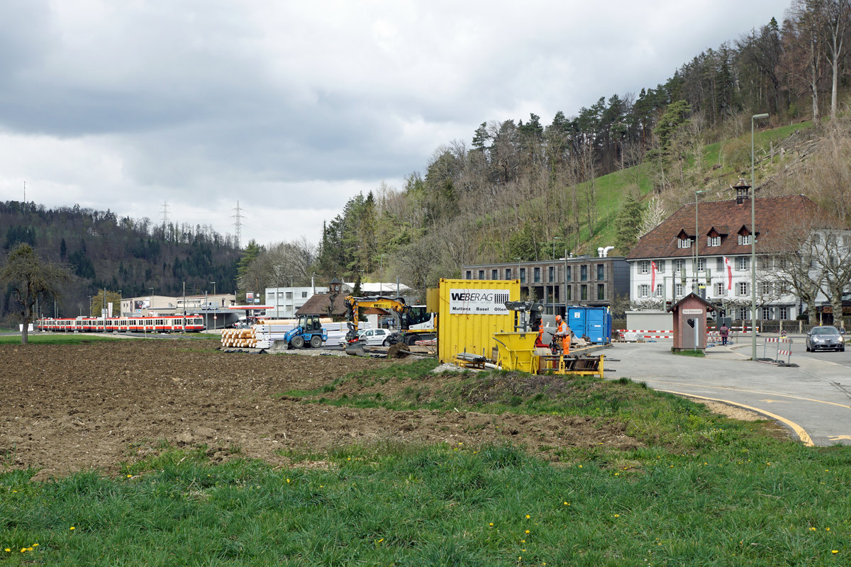 Die Waldenburgerbahn während dem grössten Umbruch ihrer erfolgreichen Geschichte.
Ein sehr trauriger Anblick vom 6. April 2021, dem ersten Tag nach der Einstellung des Bahnbetriebs.
Das einst schmucke nicht mehr bediente Bahnhofsgebäude Bad Bubendorf ohne Bahnhofsschilder sowie im Hintergrund die 17 auf den Abtransport wartenden Fahrzeuge der WB.
Am Vortag herrschte da noch reger Bahnbetrieb mit grossem Rummel und nun war es sehr still geworden.
Keine Züge mehr!
Keine Passagiere mehr! 
Einfach sehr traurig!
Foto: Walter Ruetsch
