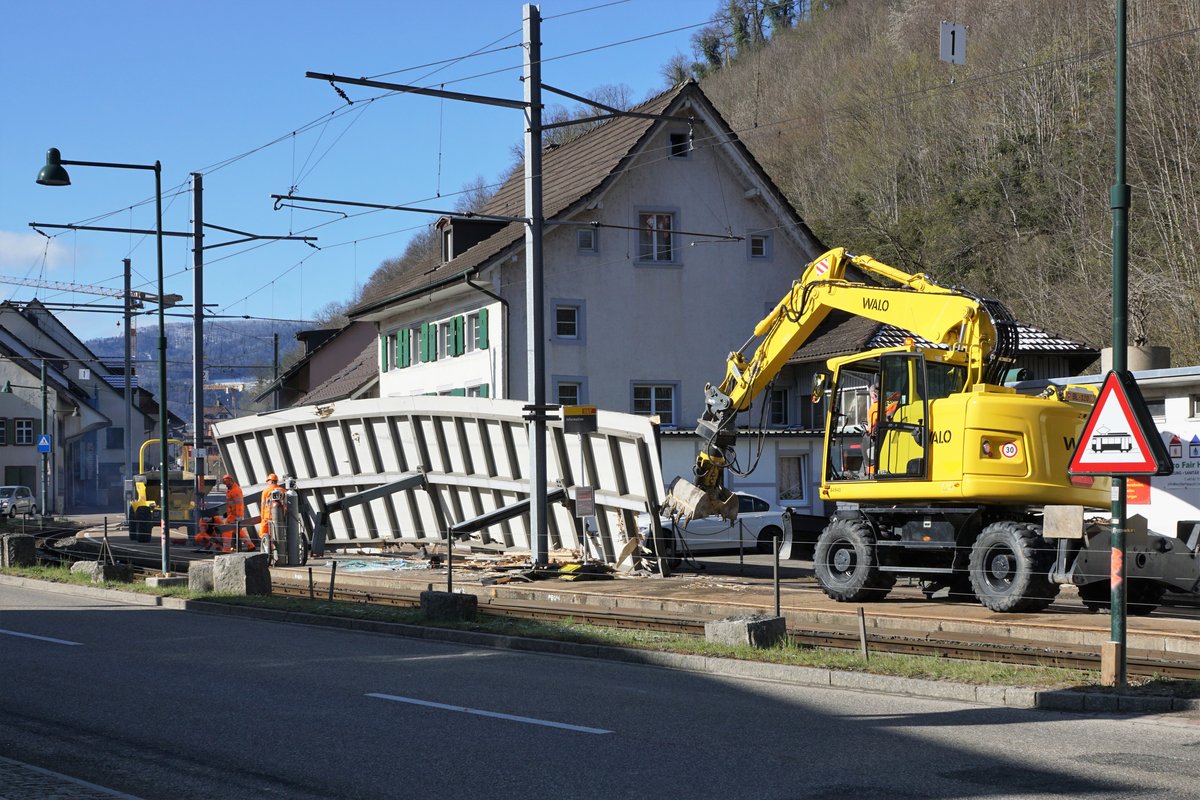 Die Waldenburgerbahn während dem grössten Umbruch ihrer erfolgreichen Geschichte. Wenige Tage vor der Einstellung des Schmalspurbetriebes sowie am ersten Tag danach. Am frühen Morgen des 6. April 2021 war die Kreuzungsstation im Dorfkern von Hölstein nicht mehr erkennbar. Sie wurde am langjährigen Standort verschrottet.
Foto: Walter Ruetsch