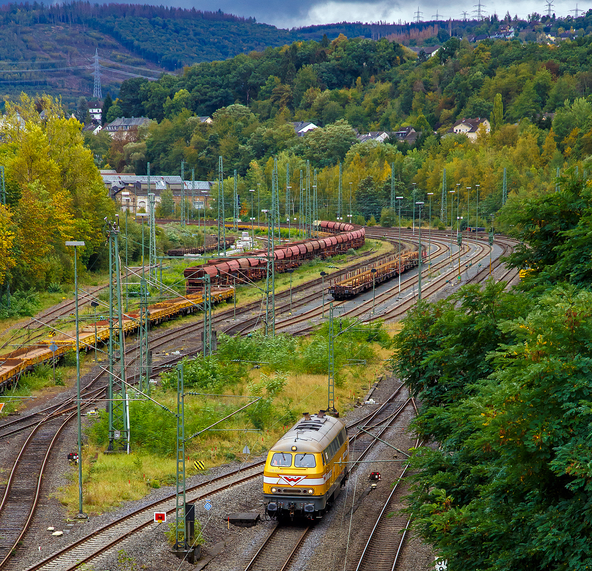 
Die Wiebe Lok 10 - 216 122-2 (ex DB V160 122 ab 1968 DB 216 122-2), fährt am 26.09.2020 vom Rbf Betzdorf (Sieg) in Richtung Wissen.

Die V 160 wurde 1967 bei Deutz unter der Fabriknummer 58144 gebaut. Sie hat die NVR-Nummer 92 80 1216 122-2 D-BLP (BLP Wiebe Logistik GmbH gehört zur H.F. Wiebe Guppe). Die Baureihe 216 ist die erste Variante der V 160-Familie.