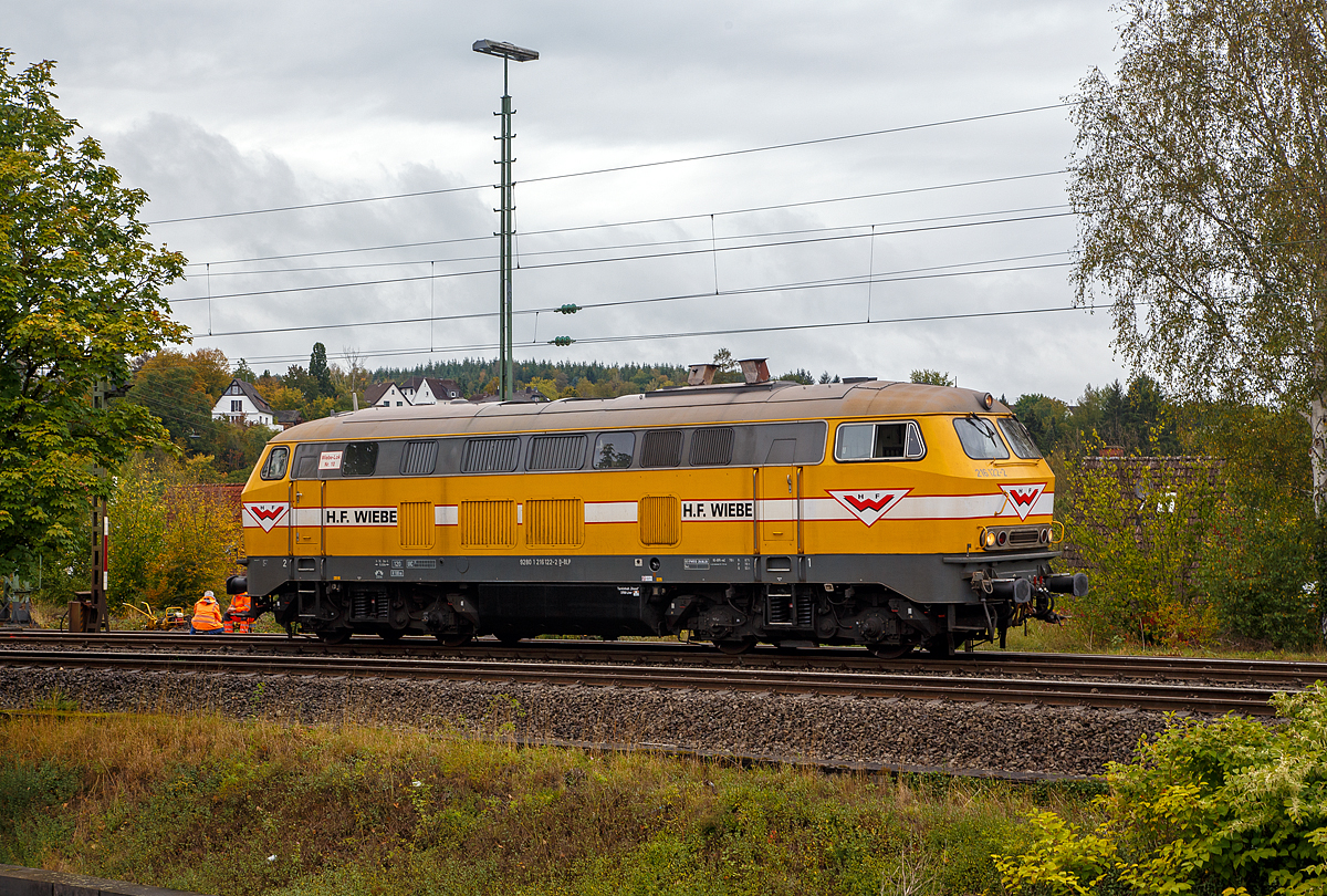 
Die Wiebe Lok 10 - 216 122-2 ex DB V160 122 ab 1968 DB 216 122-2, steht am 26.09.2020 in Wissen (Sieg).

Die V 160 wurde 1967 bei Deutz unter der Fabriknummer 58144 gebaut.

Angetrieben wird die Lok von einem MTU 16 V 653 TB 10 Dieselmotor mit 16 Zylindern und einer Leistung von 1.900 PS (1.400 kW) bei 1500/min. Die Leistung gelangt über ein hydraulisches Getriebe mit zwei Wandlern, Kupplungen und Gelenkwellen zu den Radsatzgetrieben in den beiden zweiachsigen Drehgestellen (somit ist es eine Diesel-Hydraulische-Lok).

Sie hat die NVR-Nummer 92 80 1216 122-2 D-BLP (BLP Wiebe Logistik GmbH gehört zur H.F. Wiebe Guppe). Die Baureihe 216 ist die erste Variante der V 160-Familie.