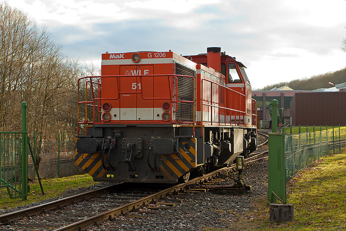 
Die WLE 51  Kreis Warendorf  (Westfälische Landes-Eisenbahn) eine MaK G 1206 steht am 11.02.2014 am einem Werksanschluß in Burbach-Holzhausen. 

Die Lok wurde 2002 bei Vossloh unter Fabriknummer 1001150 gebaut. Die komplette NVR-Nummer ist 92 80 1275 106-3 D-WLE, die EBA-Nummer EBA 02L22K 001. 